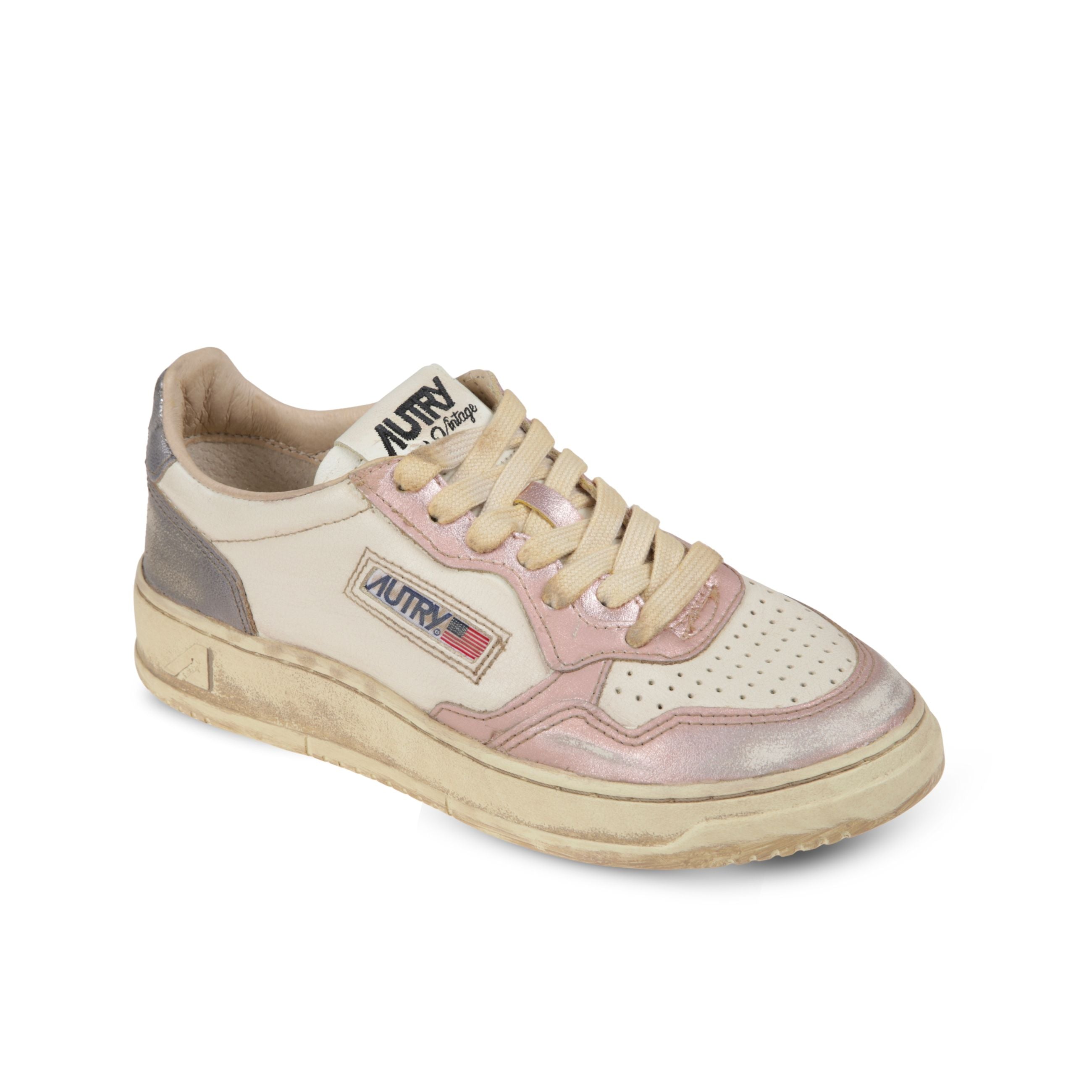 Sneakers autry medalist low super. struttura in pelle effetto vintage con inserti in pelle color rosa e grigio lavagna. talloncino coordinato con il tallone.