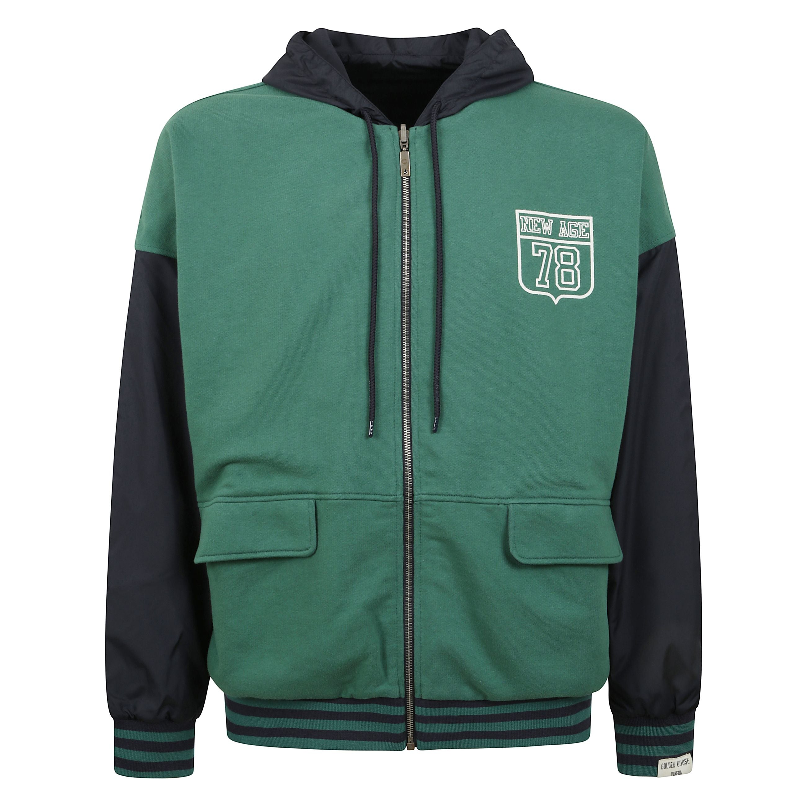 Felpa da uomo con cappuccio reversibile di color verde e blu.