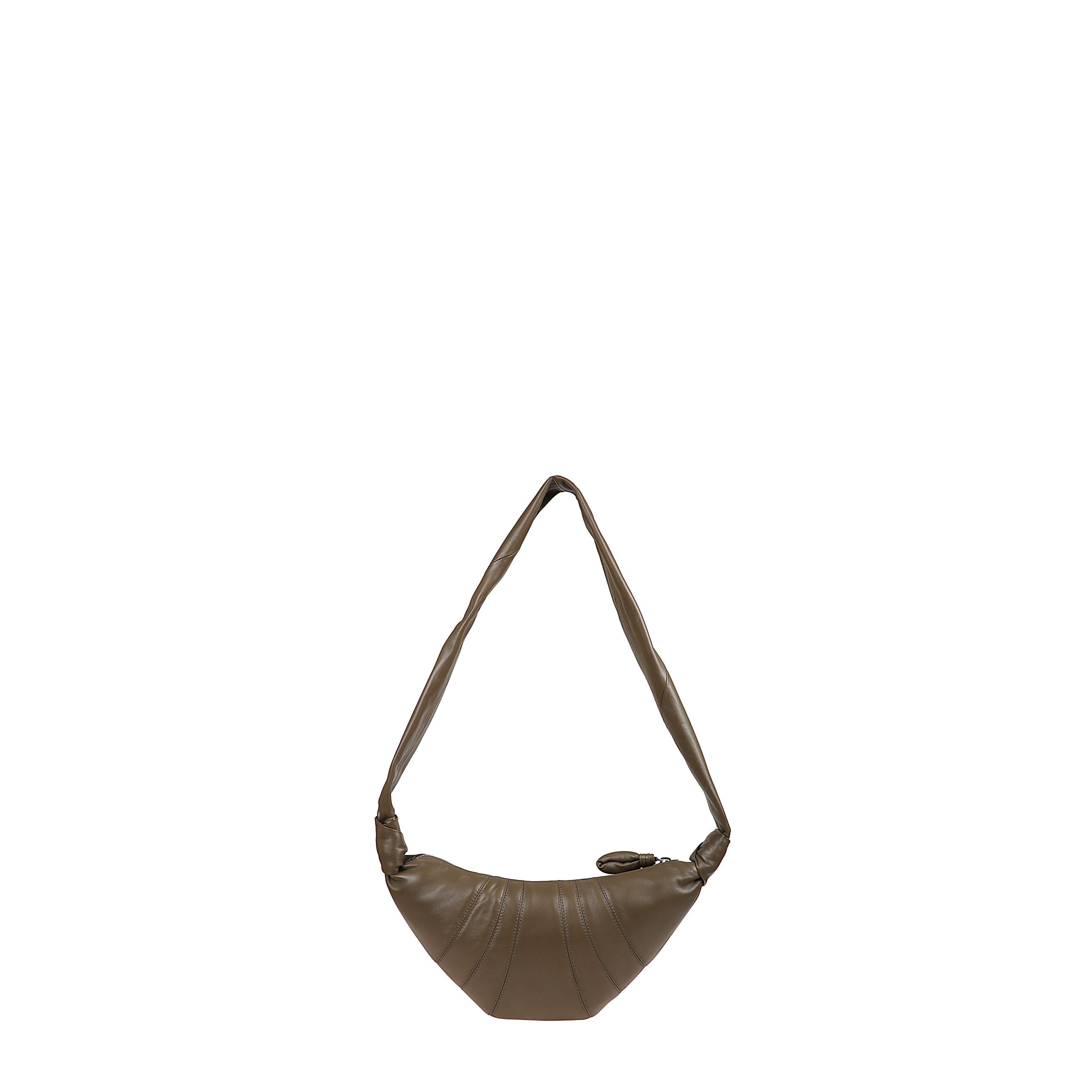 Borsa lemaire croissant in pelle di agnello nappa, con pannelli cuciti a vista, tirazip ad anello e dettaglio nodo laterale. piccola, versatile, perfetta per smartphone e accessori, da portare a spalla o a tracolla.