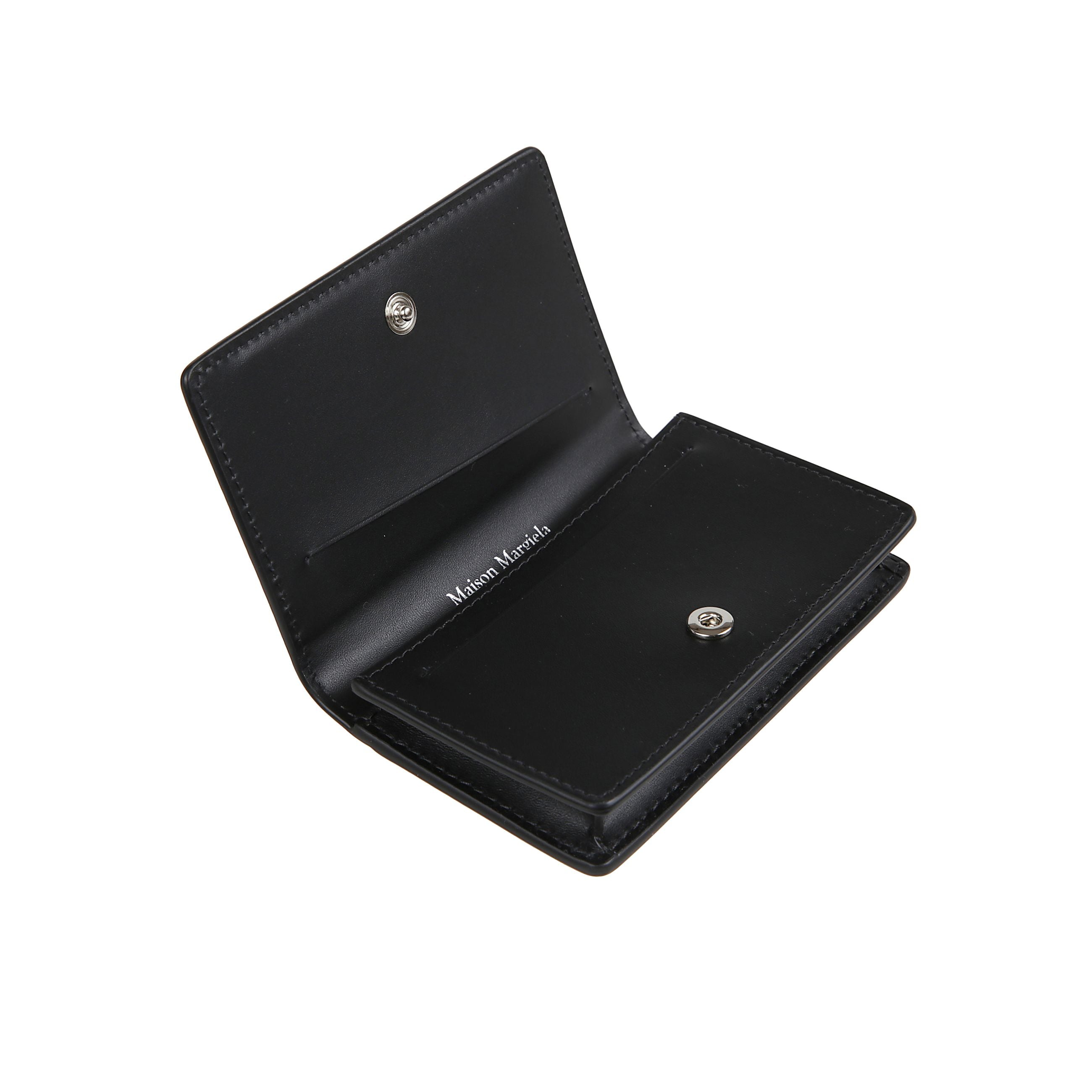 Portafoglio in pelle. quattro iconici punti bianchi a contrasto sul fronte. fessura esterna per carta. scomparto principale con due slot interni.