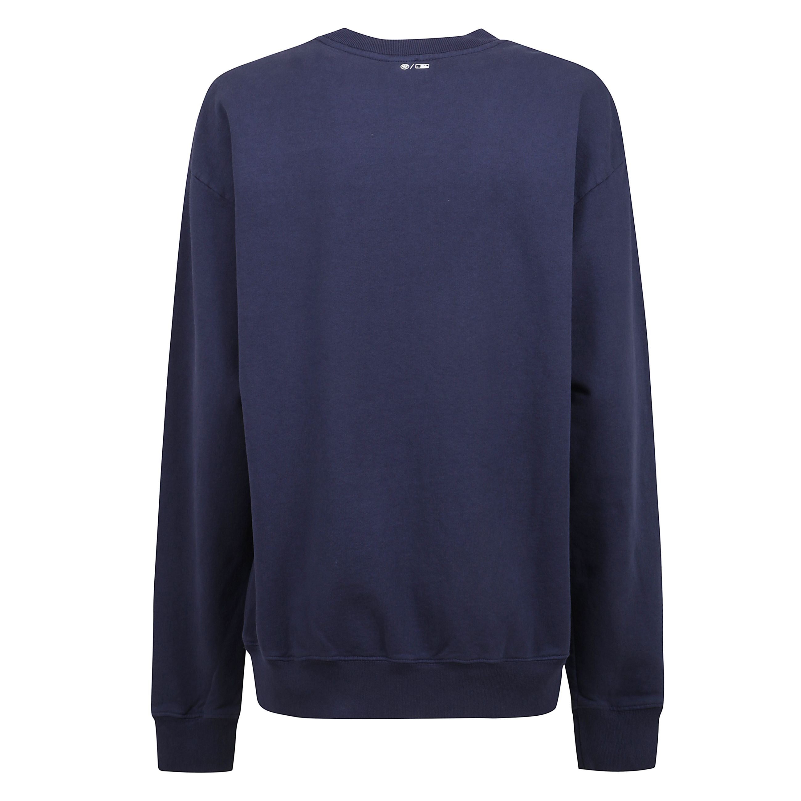 Felpa con scritta sul petto.