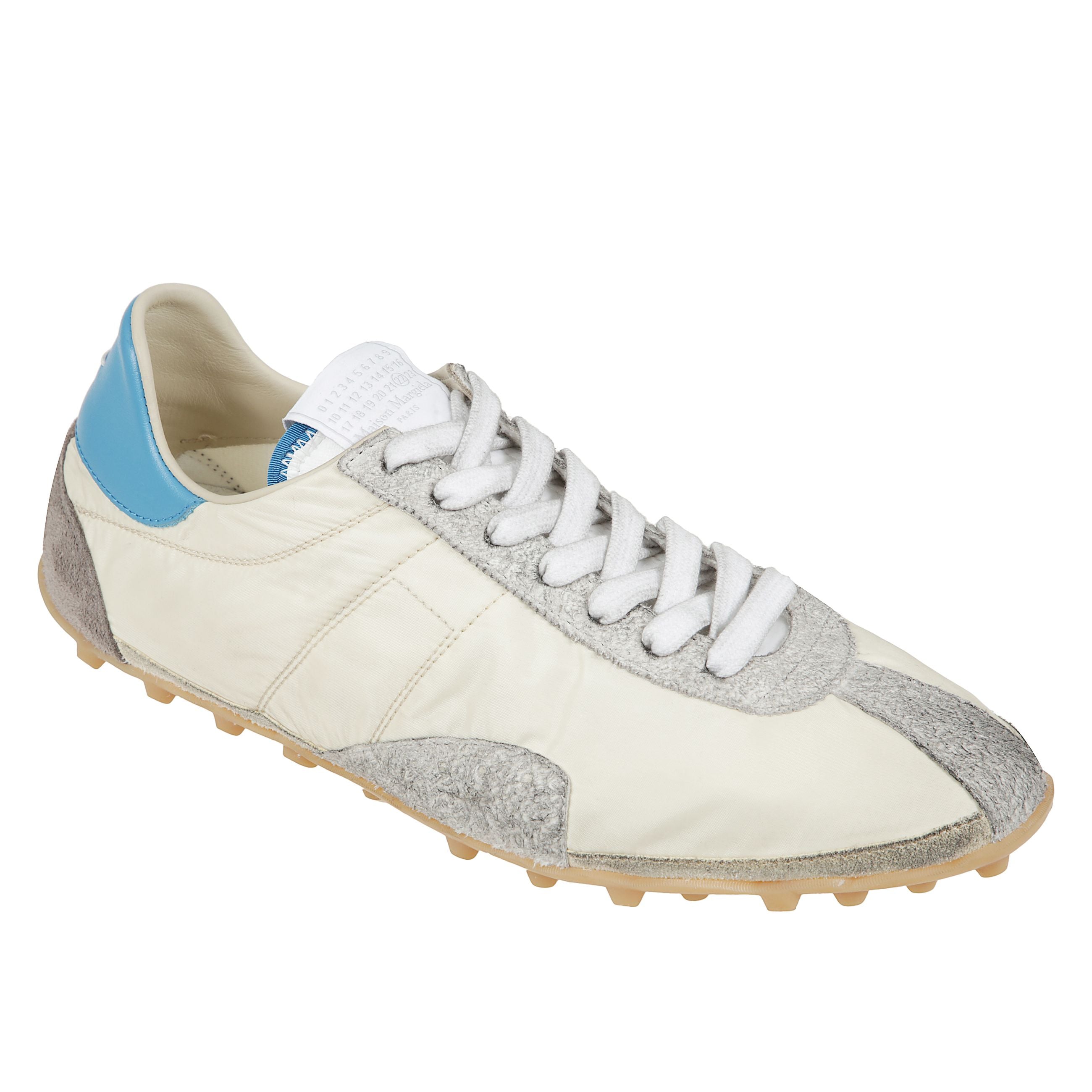 Sneakers in pelle con trattamento vintage e tessuto tecnico, chiusura con lacci, punta tonda, etichetta applicata sulla linguetta, fodere in pelle e tessuto e suola con gommini.