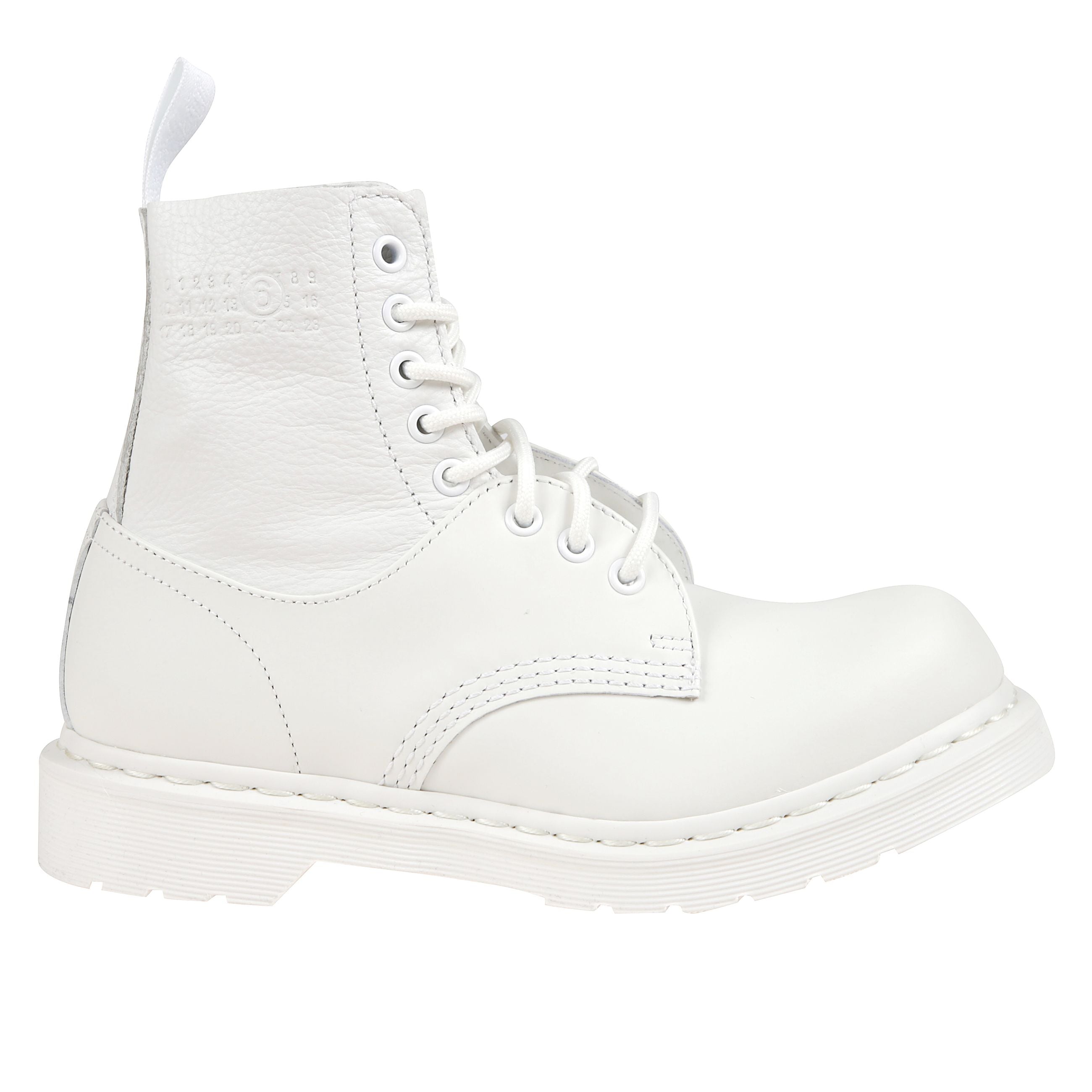 Anfibio mm6 x dr. martens in pelle vintage smooth bianca. presenta logo mm6 impresso, cuciture gialle a vista, chiusura con otto occhielli e iconico passante sul tallone. punta tonda, fodera in pelle, vestibilità regolare.