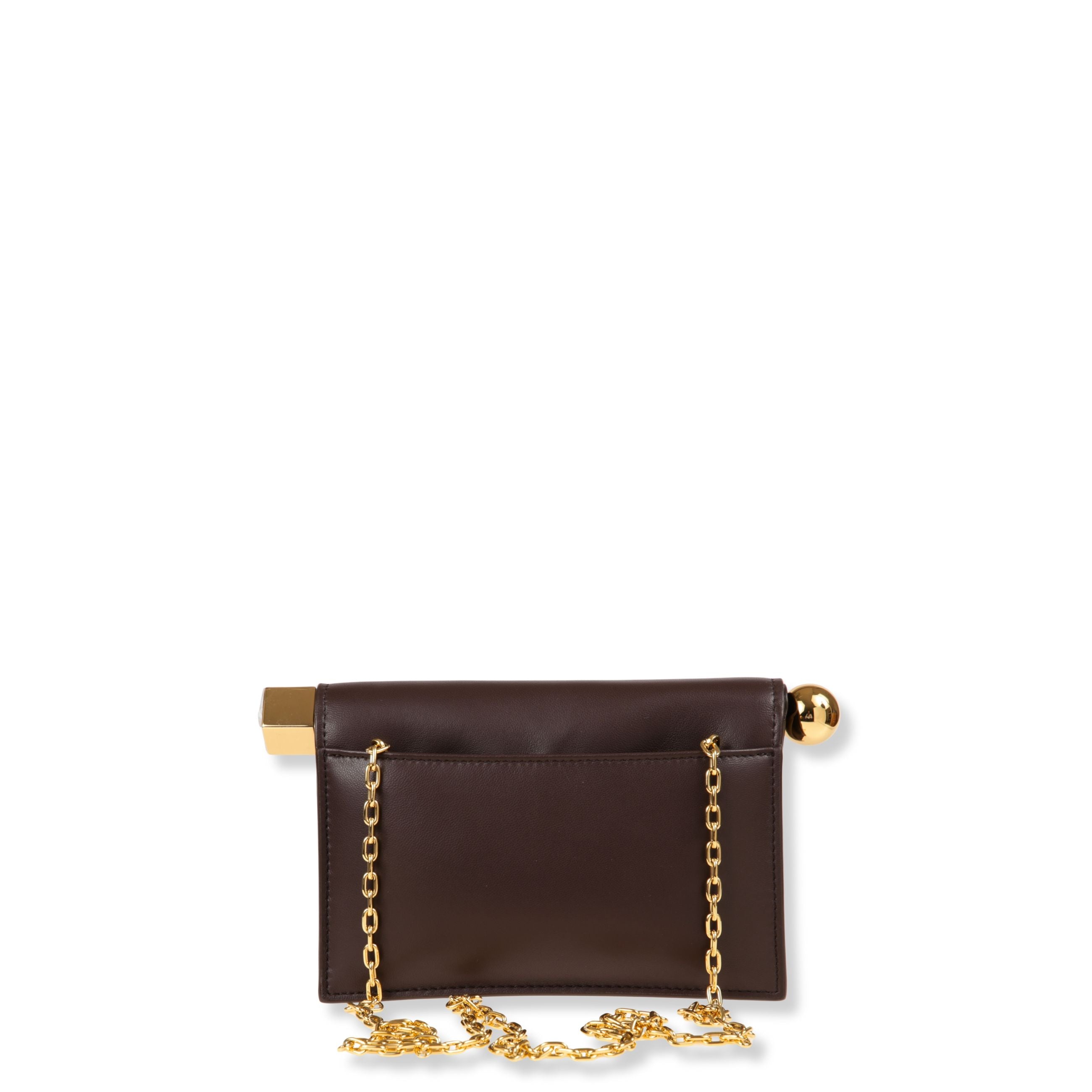 La petite pochette rond c jacquemus. struttura in pelle liscia, con chiusura con patta frontale. tracolla sottile singola. retro con tasca applicata. una sfera e un cubo in metallo dorato come dettagli decorativi ai lati.