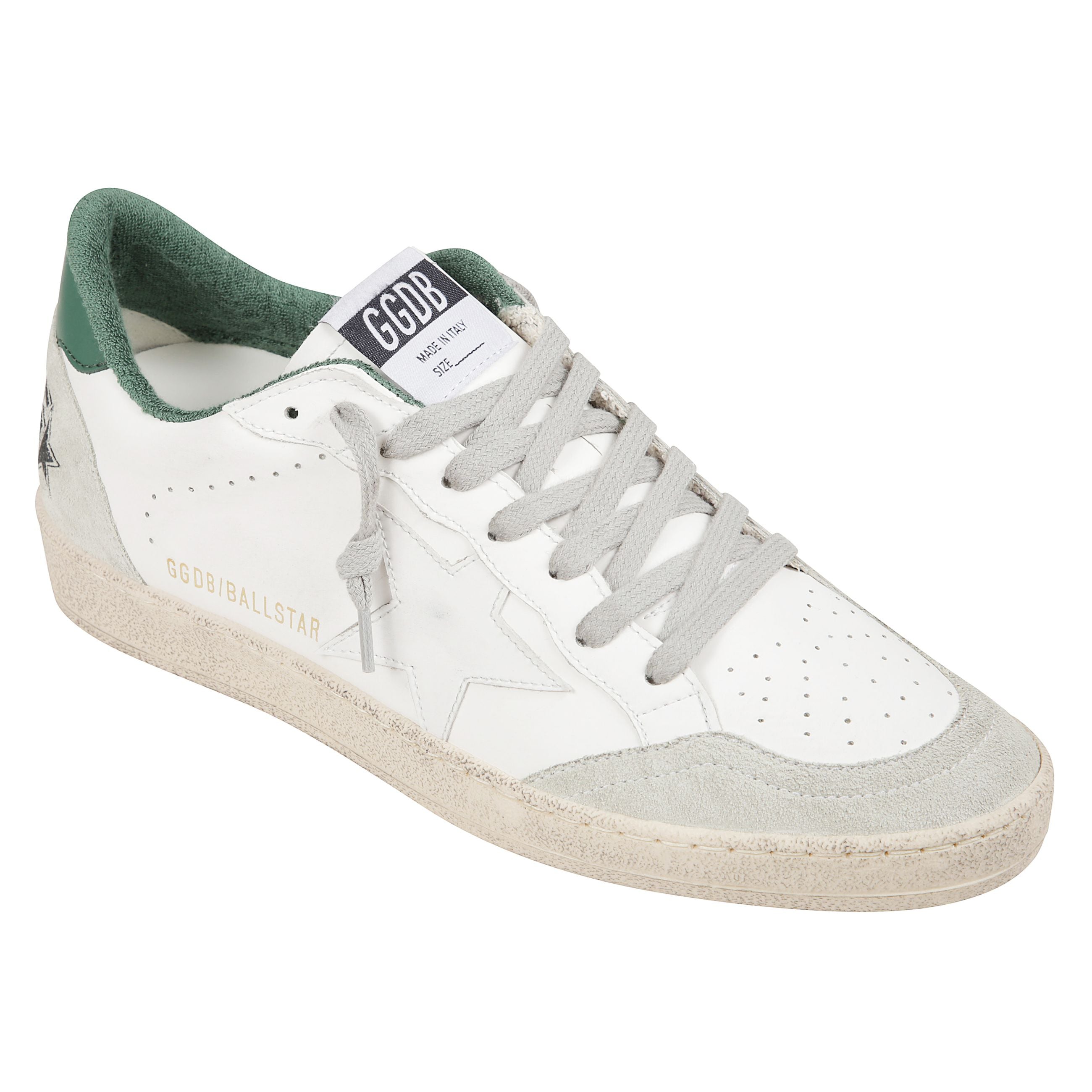 Sneakers in pelle bianca con effetto usato e sporco. inserti in camoscio grigio sul fronte e retro. punta tonda. chiusura con lacci. iconica stella laterale. inserto verde sul tallone. scritta sneakers sul retro. suola in gomma.