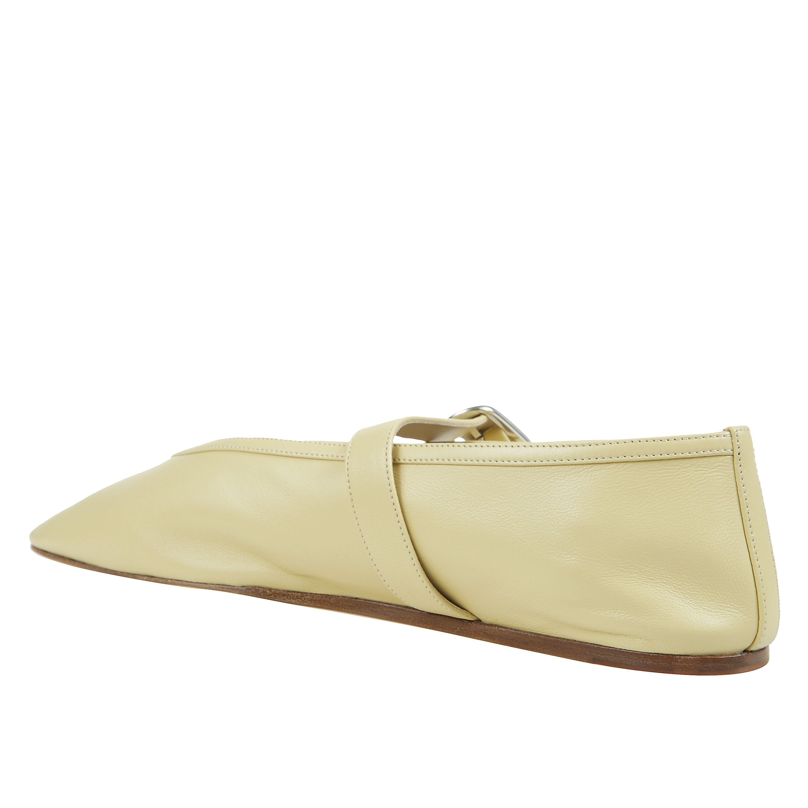 Le ballerine stella in pelle di le monde beryl sono un perfetto equilibrio tra eleganza e comfort. la suola piatta garantisce una camminata comoda, mentre la punta smussata conferisce un design raffinato e delicato. la chiusura superiore con cinturino reg