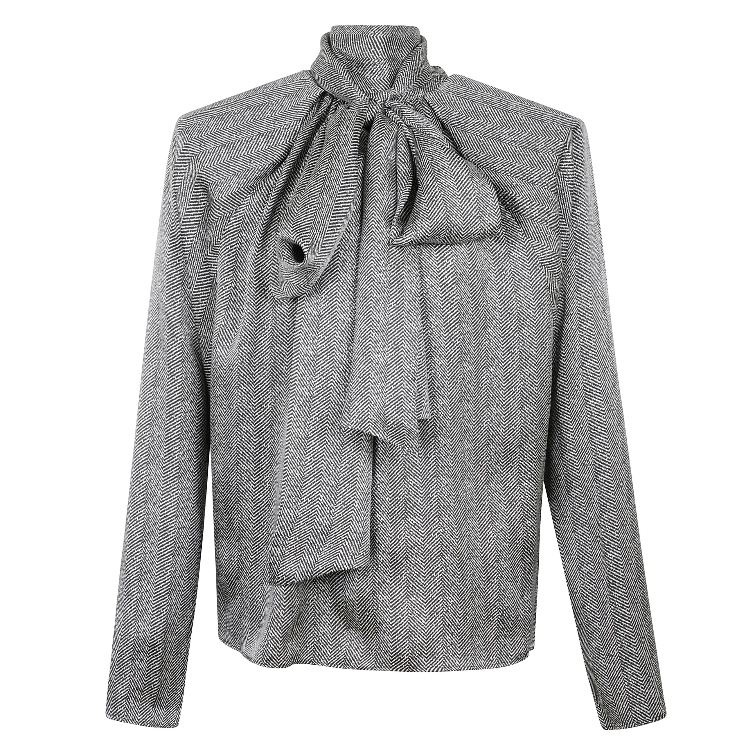 Il top rachel ha spallacci rimovibili. fare riferimento alle immagini per vederlo stilizzato in entrambi i modi.
il top rachel è realizzato in un morbido e drappeggiato misto seta-rayon 21 mm con stampa a spina di pesce allover. questo separatore femmini