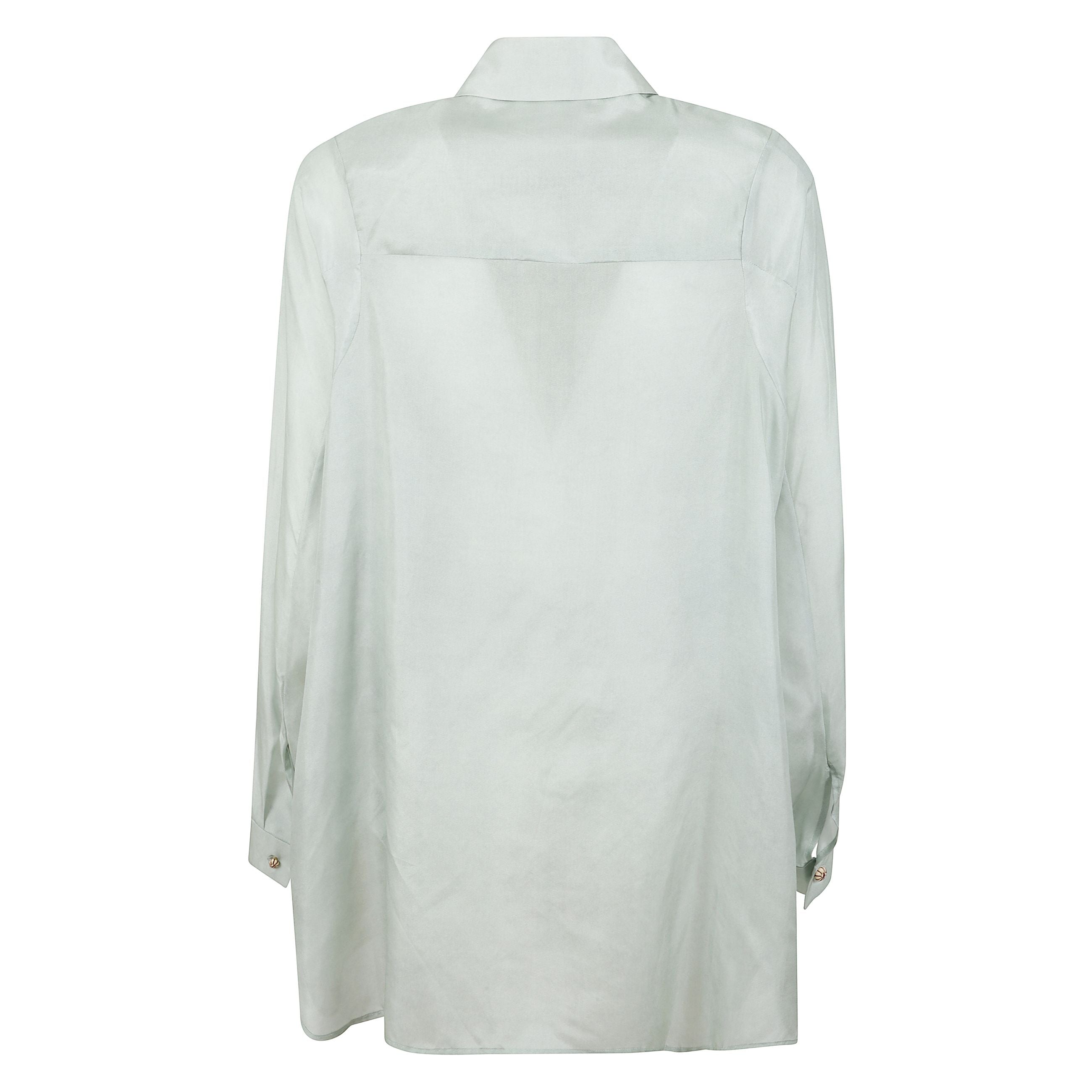 Camicia in seta con stampa floreale. colletto classico e chiusura frontale con bottoni in legno. maniche lunghe dal taglio essenziale.