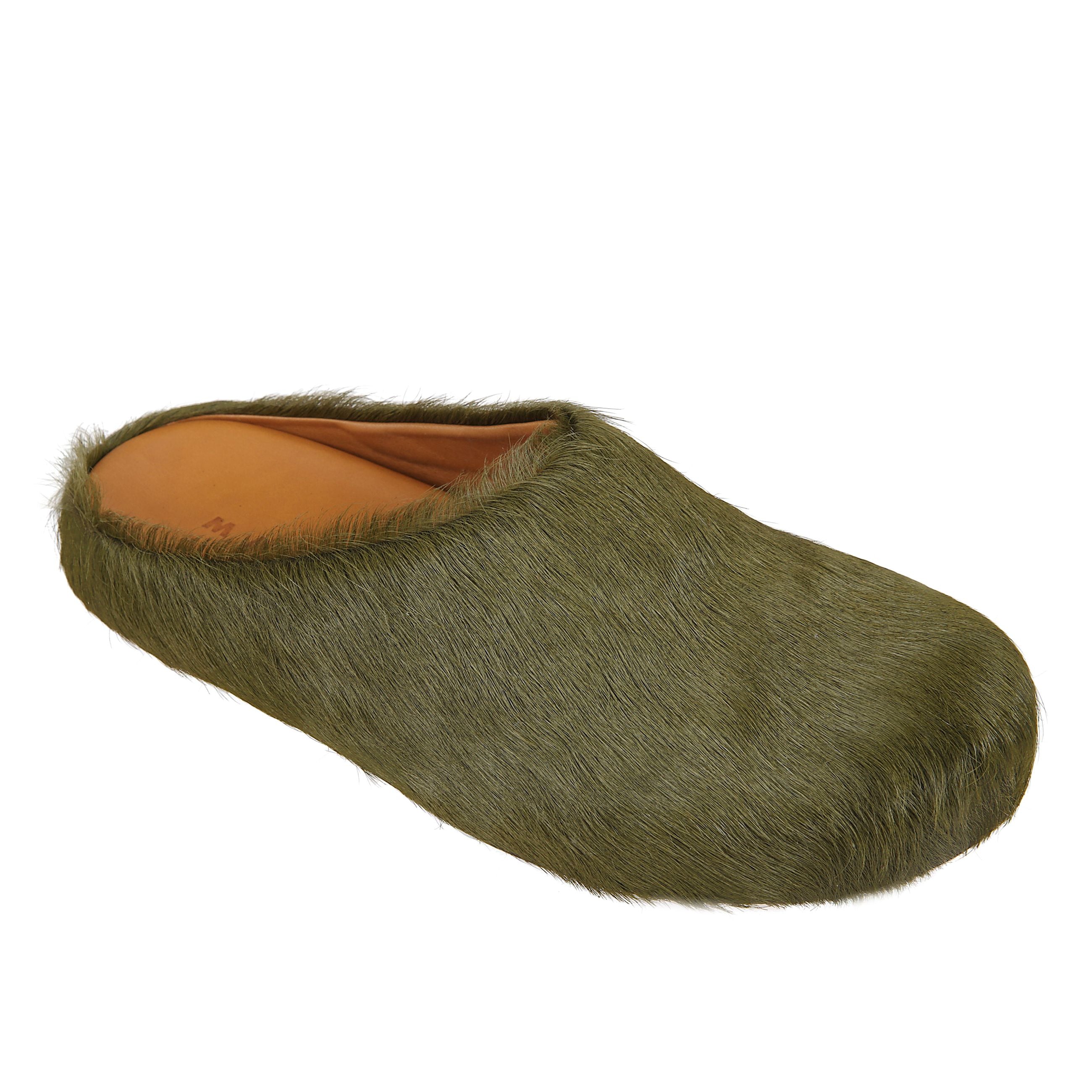 Scarpa slip-on in pelo di vitello colorato con interno in pelle liscia. soletta con logo impresso e suola in gomma rigata.