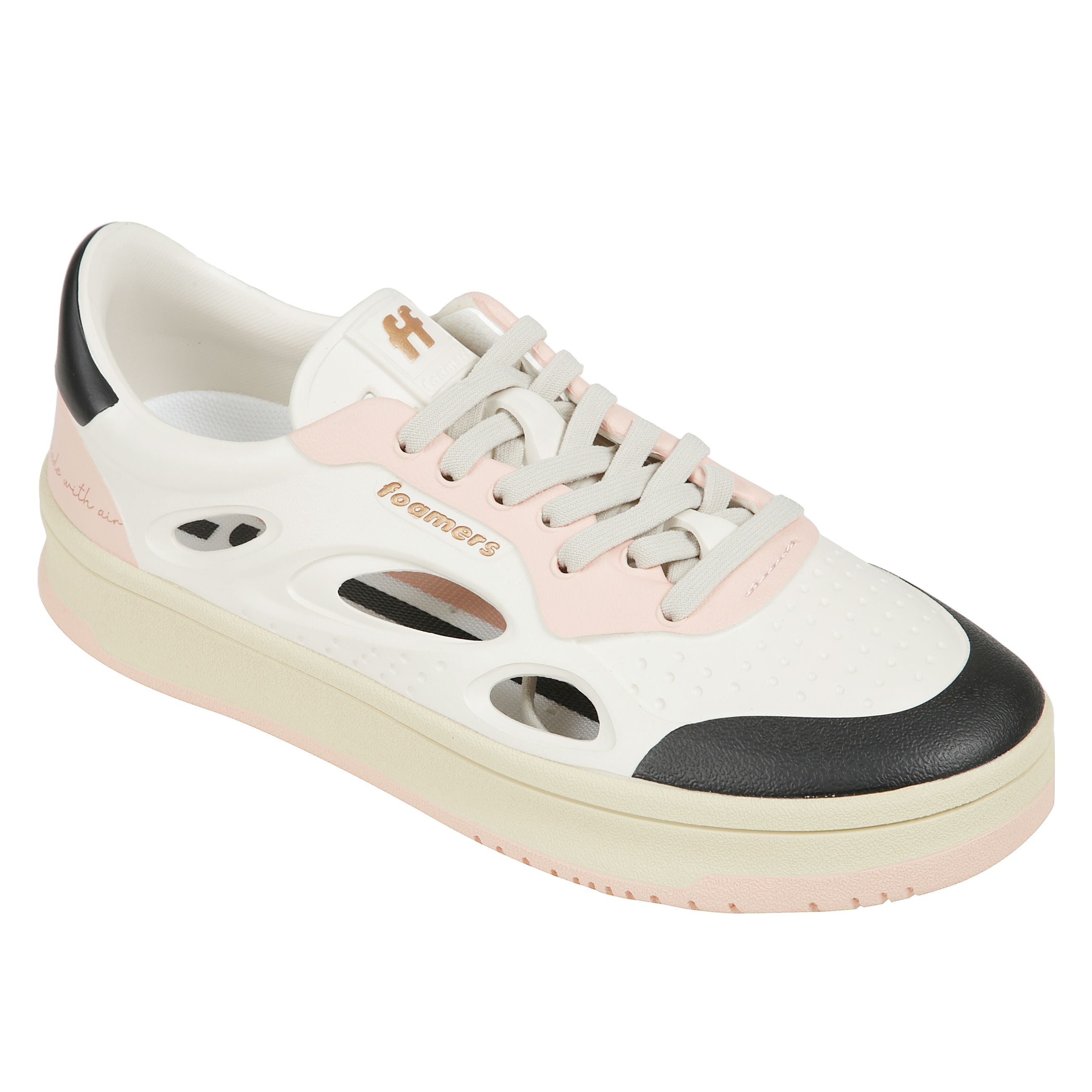 Sneakers foamers presentano la tomaia in pelle, la suola in gomma e il logo del brand sulla linguetta, sulla parte laterale e sul tallone, caratterizzate da un design innovativo con fori o aperture sui lati