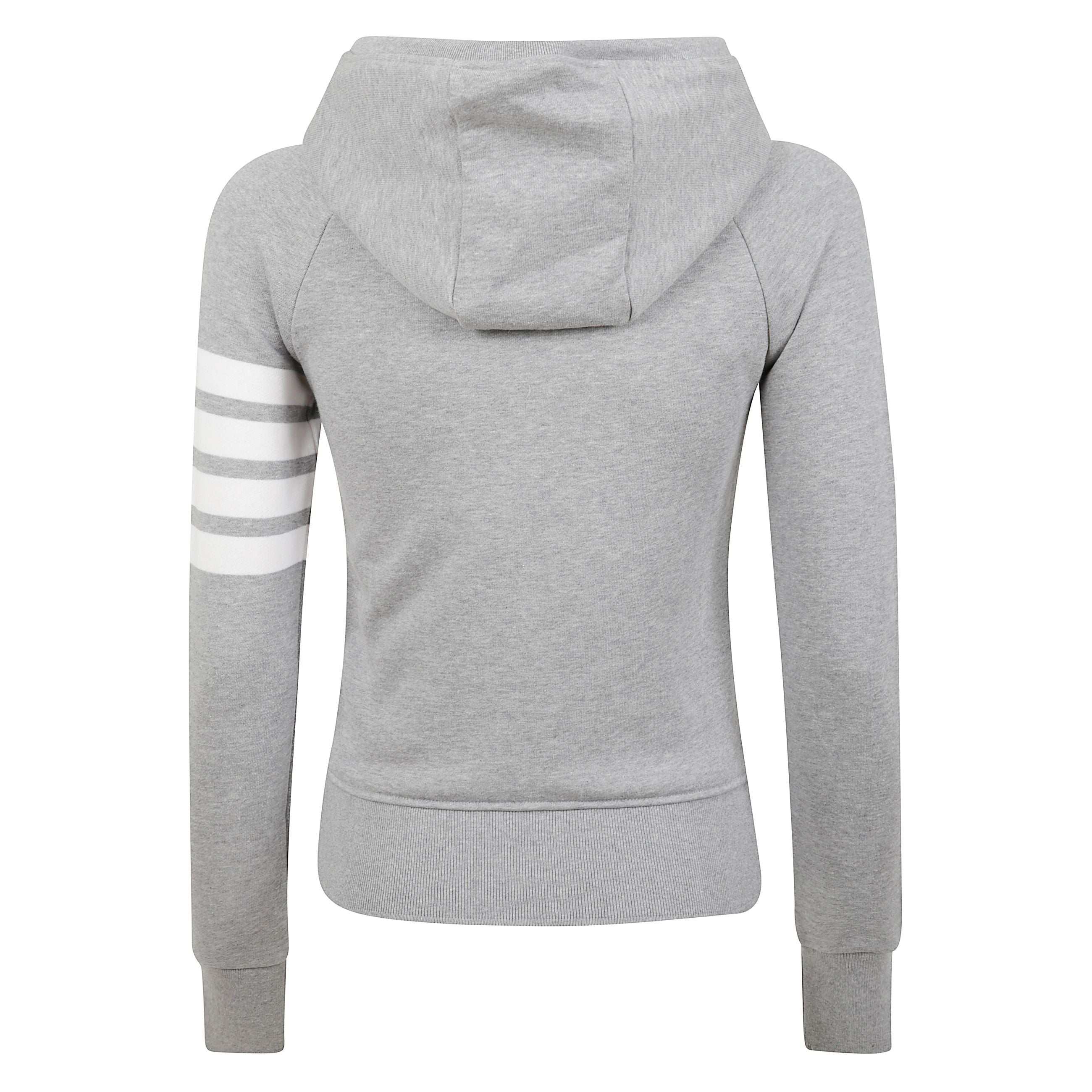 Felpa con cappuccio regolabile tramite coulisse e chiusura a zip argentata a doppio cursore. dettaglio iconico a 4 strisce sul braccio sinistro. tasca frontale a marsupio con etichetta che riporta la firma tom browne.