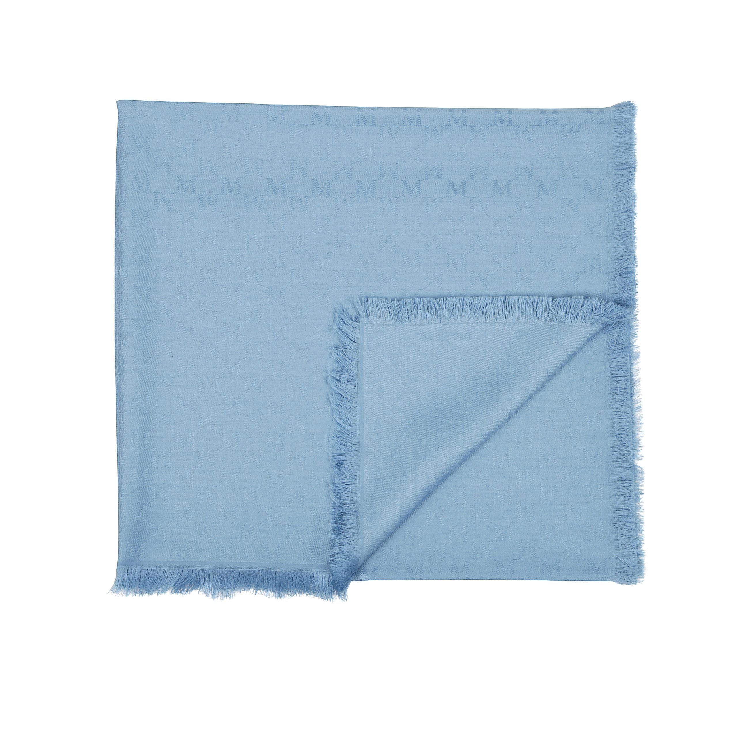 Stola in filato di lana e seta, impreziosita da una lavorazione jacquard che disegna all over il motivo m monogram tono su tono. rifinita con bordi sfrangiati