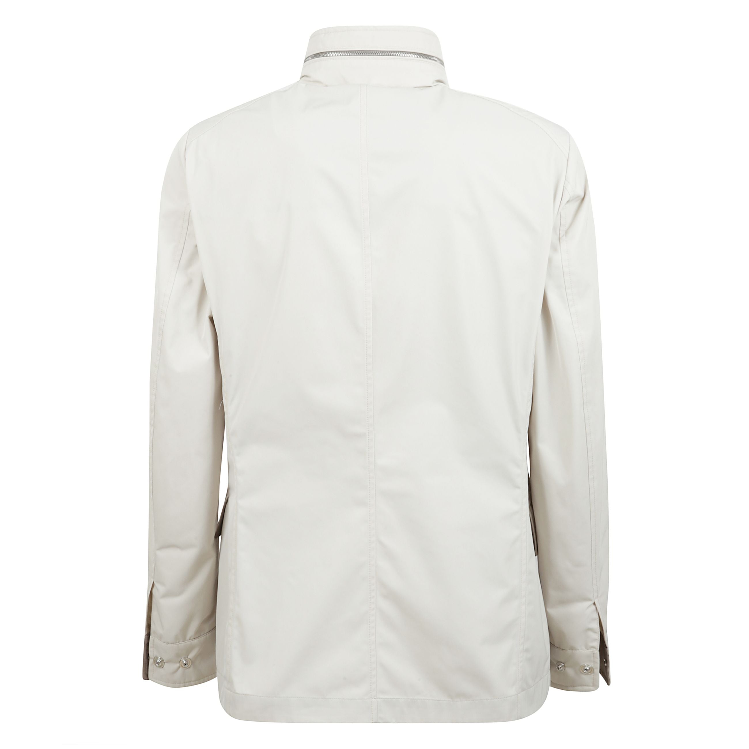 Cappuccio di servizio estraibile, nascosto nel collo.
collo in piedi chiudibile con bottone a pressione,
doppia chiusura frontale con zip a doppio cursore nascosta e abbottonatura con bottoni a pressione, tasche in vita a filetto con pattina, taschino chi