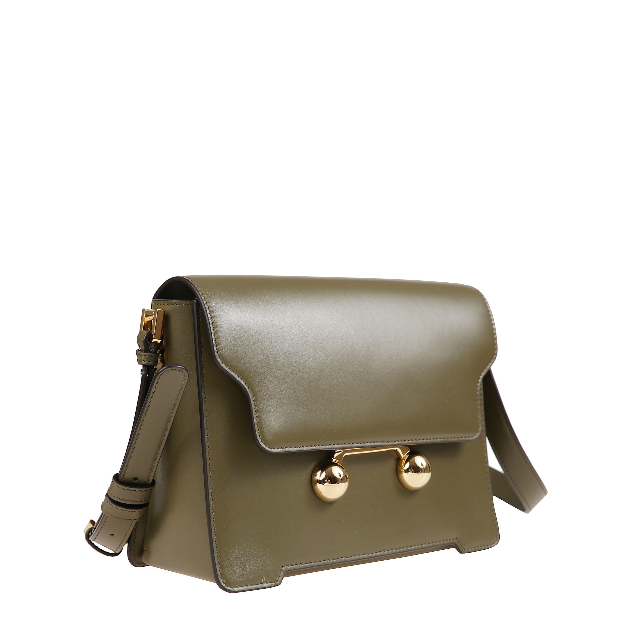 Borsa a spalla rettangolare di misura media, caratterizzata da patta frontale con chiusura magnetica oversize e base sagomata su fronte e retro. dotata di scomparto interno con tasca, tracolla regolabile e removibile con fibbia.