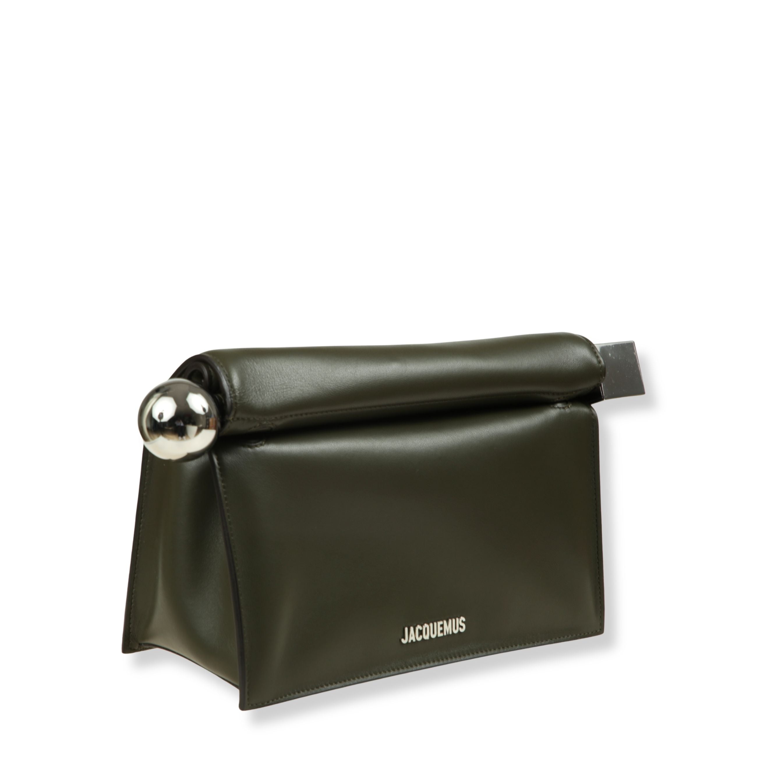 Borsa a mano in pelle. chiusura con dettagli in metallo dorato laterali a forma sferica e di cubo. logo jacquemus impresso sul fronte.