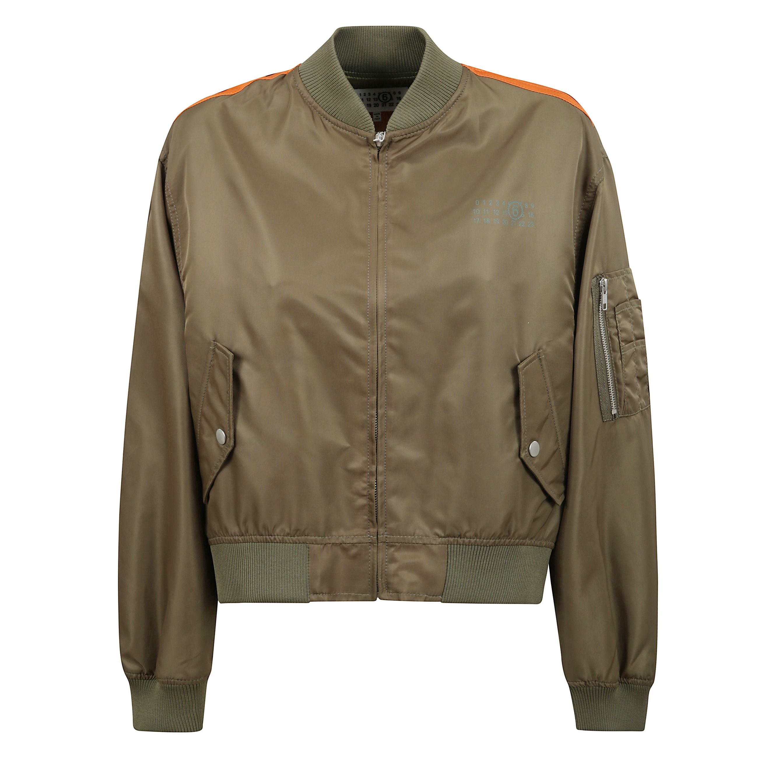 Questo bomber si spinge oltre i confini dell'utilità grazie al suo design innovativo. dotato di chiusura a zip e tasche funzionali, rivisita i classici elementi del bomber con un tocco contemporaneo. le finiture a coste e la scritta numerica mm6 sul dava