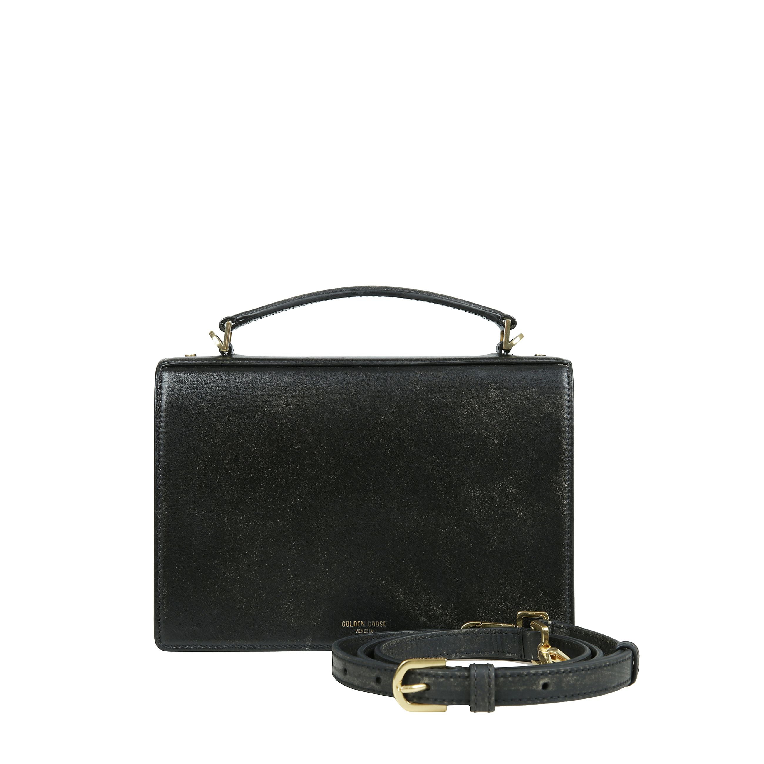 Funzionale ma sofisticata, la venezia bag è una dichiarazione di eleganza veneziana, che invita a portare con sé un pezzo della sua anima, ovunque. in pelle distressed di colore nero, questo modello si caratterizza per la chiusura con fibbia dorata e pe