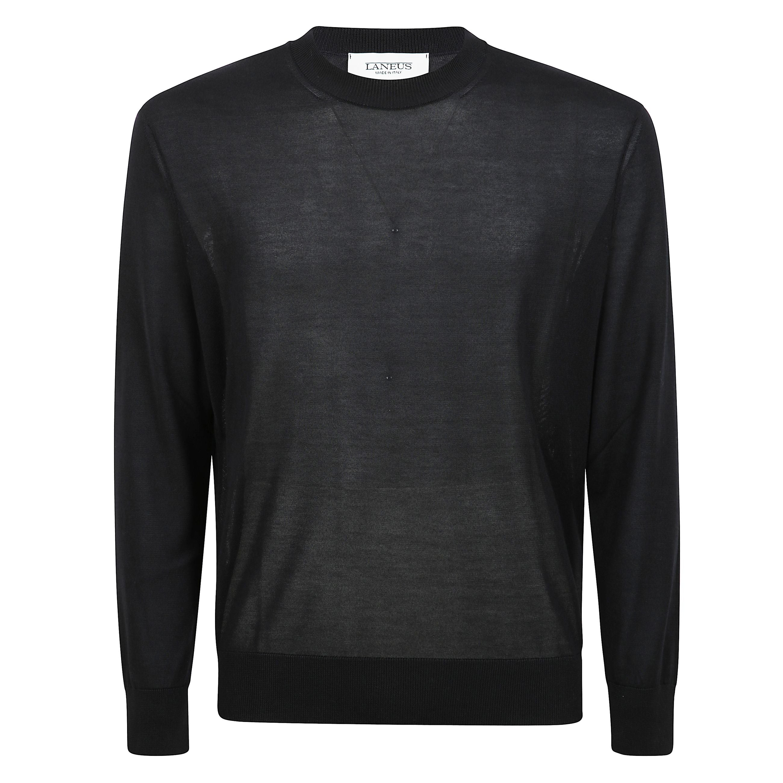 Maglia girocollo dal fit regular realizzata in leggero filato di lyocell ed è impreziosita dal logo traforato del brand sul fondo.