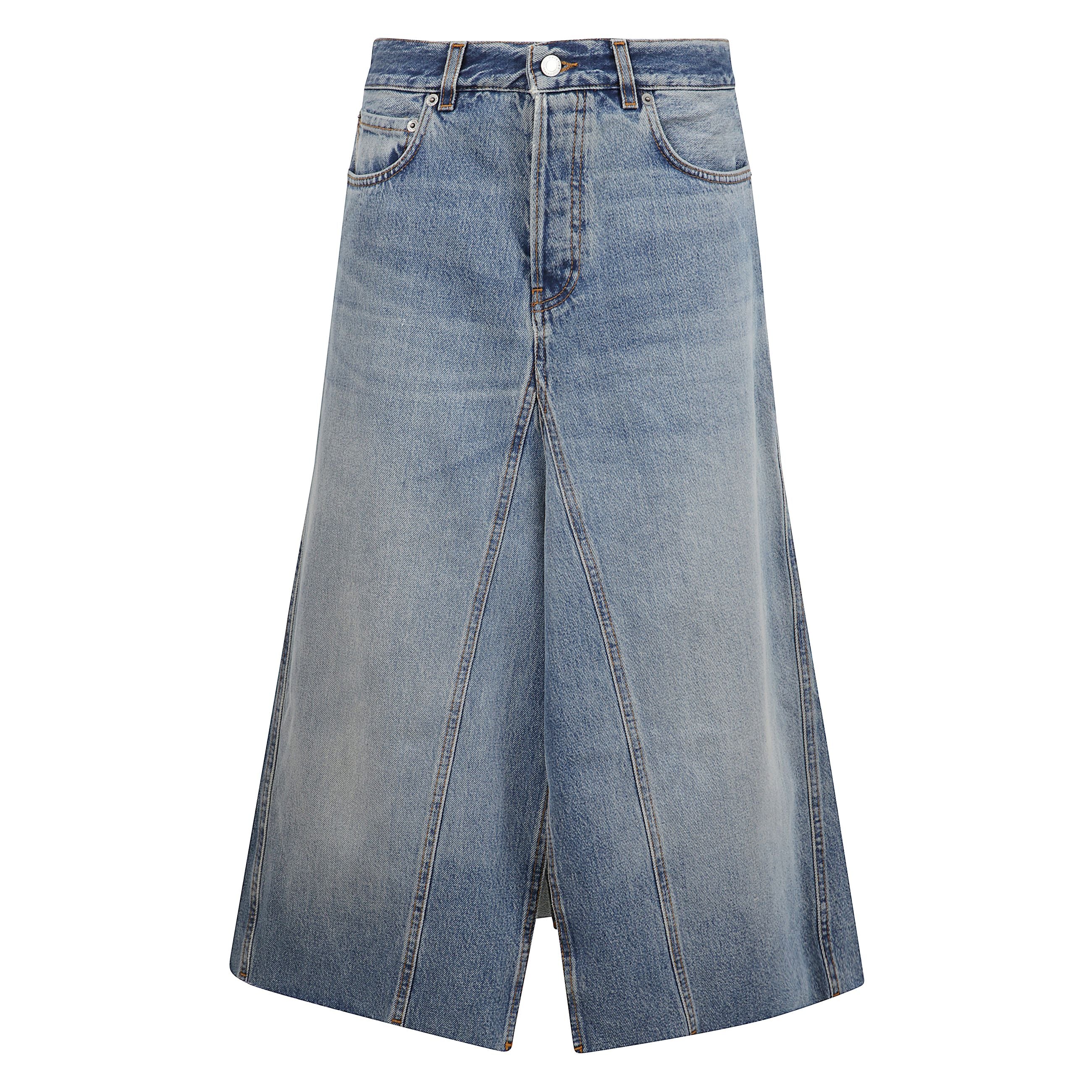 Gonna lunga in denim. lavaggio con effetto sfumato. spacco anteriore e cuciture frontali e posteriori che conferiscono l'illusione di un pantalone. cinque tasche e chiusura con bottone e cerniera. etichetta con il logo haikure sul retro.