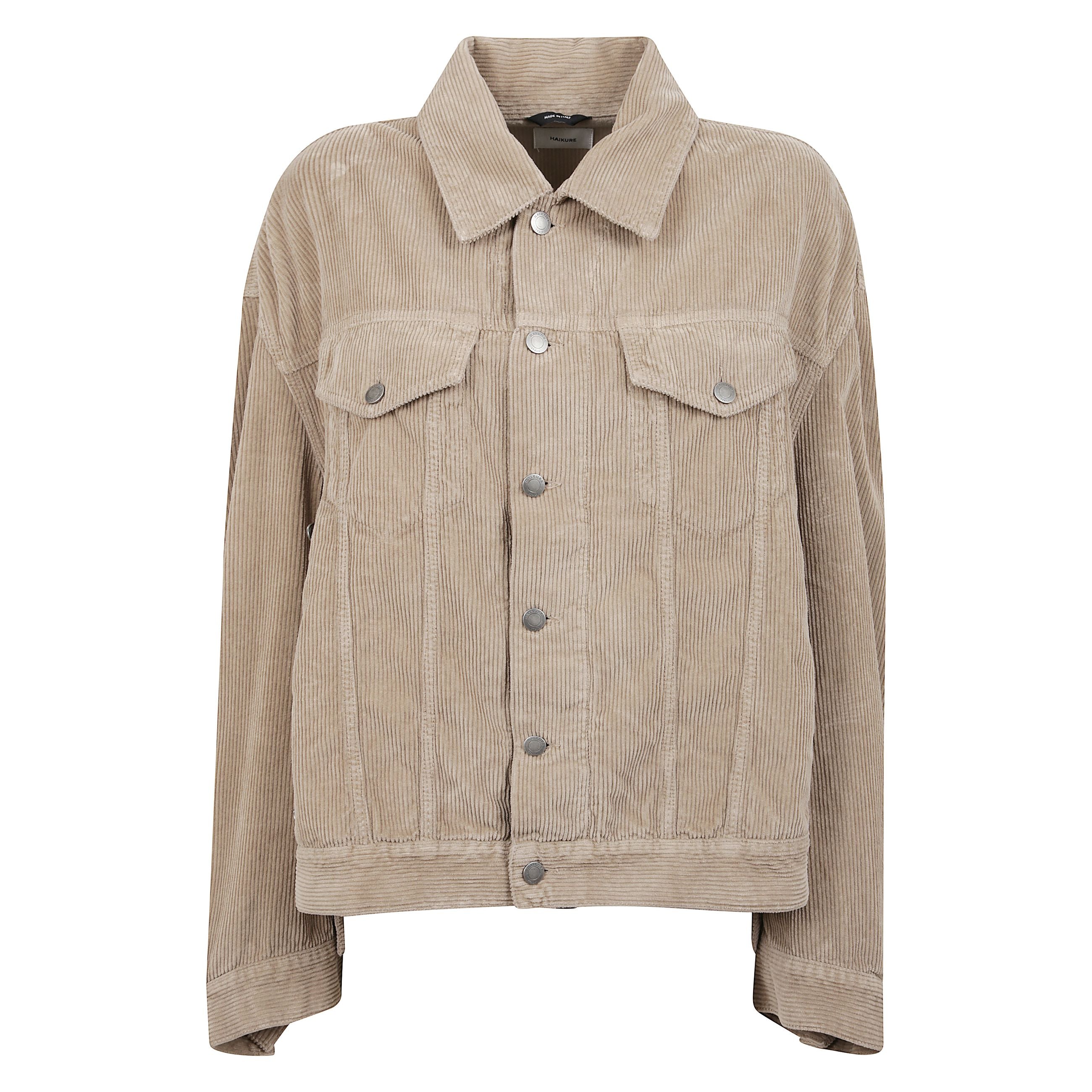 Giacca in velluto a costine sottili dal taglio oversize. cuciture frontali e chiusura con bottoni. collo classico. maniche lunghe con polsini abbottonati. tasche applicate sul petto con patta e bottone. orlo regolabile.