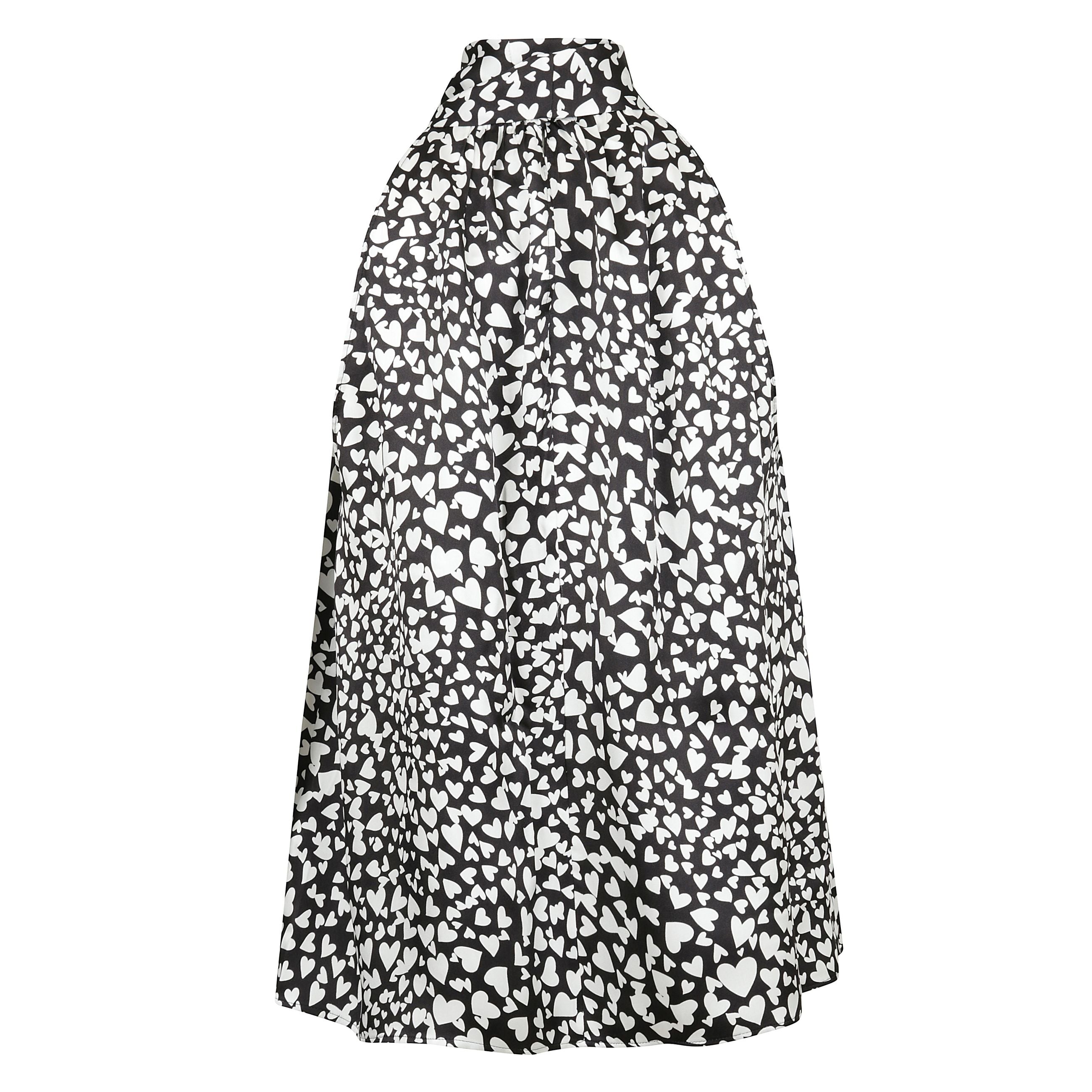 Il top anine bing brooke è caratterizzato da un design a collo alto con chiusura a cravatta posteriore. è realizzato in tessuto di seta di peso medio composto da 56% di seta e 44% di rayon. la parte superiore è fatta in cina e richiede solo lavaggio a