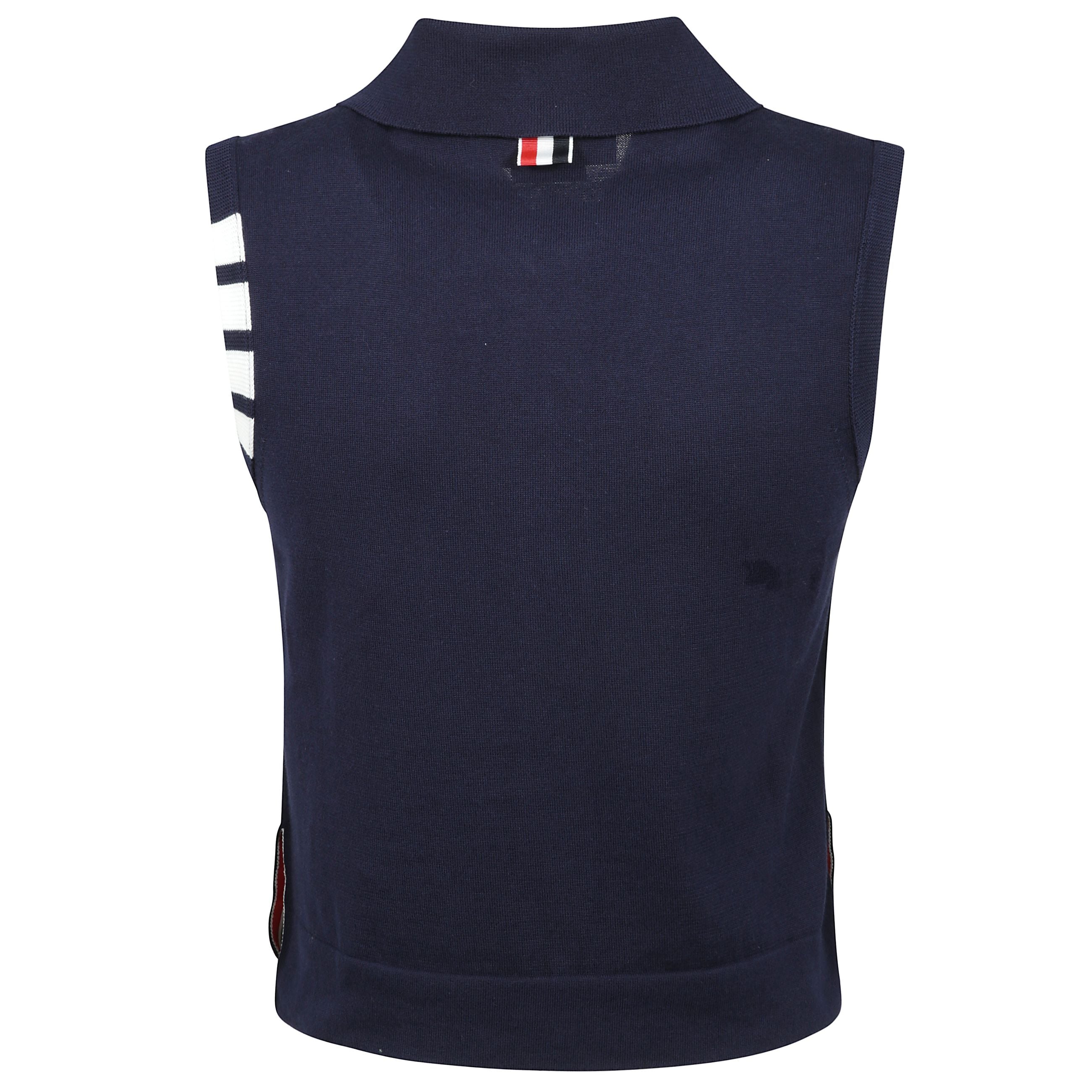 Una silhouette che ha resistito alla prova del tempo, questo maglione di lusso è ornato con emblemi di firma thom browne in tutto e su misura alla perfezione. spalmalo su una delle nostre magliette esclusive nelle fresche giornate primaverili.