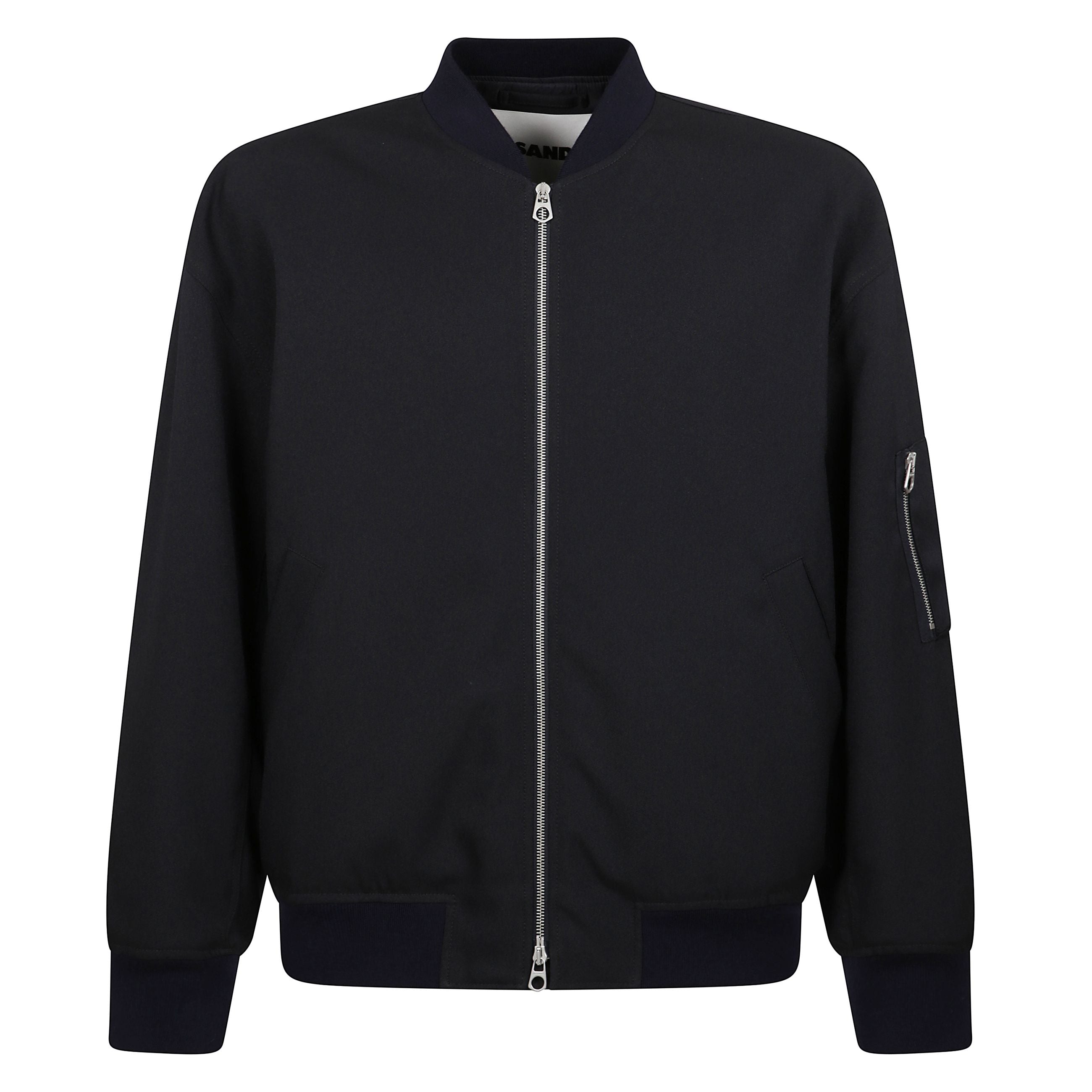 Giacca nera con colletto a coste, chiusura a zip sul davanti e due tasche a forcella