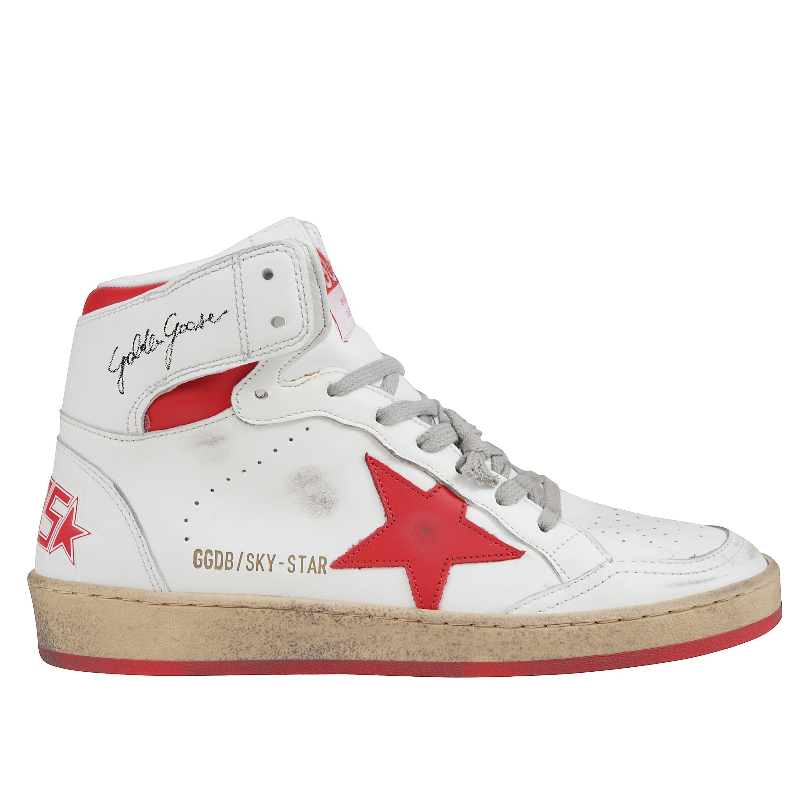 Sneaker high-top golden goose da donna ispirate ai college americani e al basket anni ottanta. realizzate in nappa bianca con inserti in pelle rossa, presentano il logo sul colletto della caviglia. lacci grigio ghiaccio, suola in gomma.