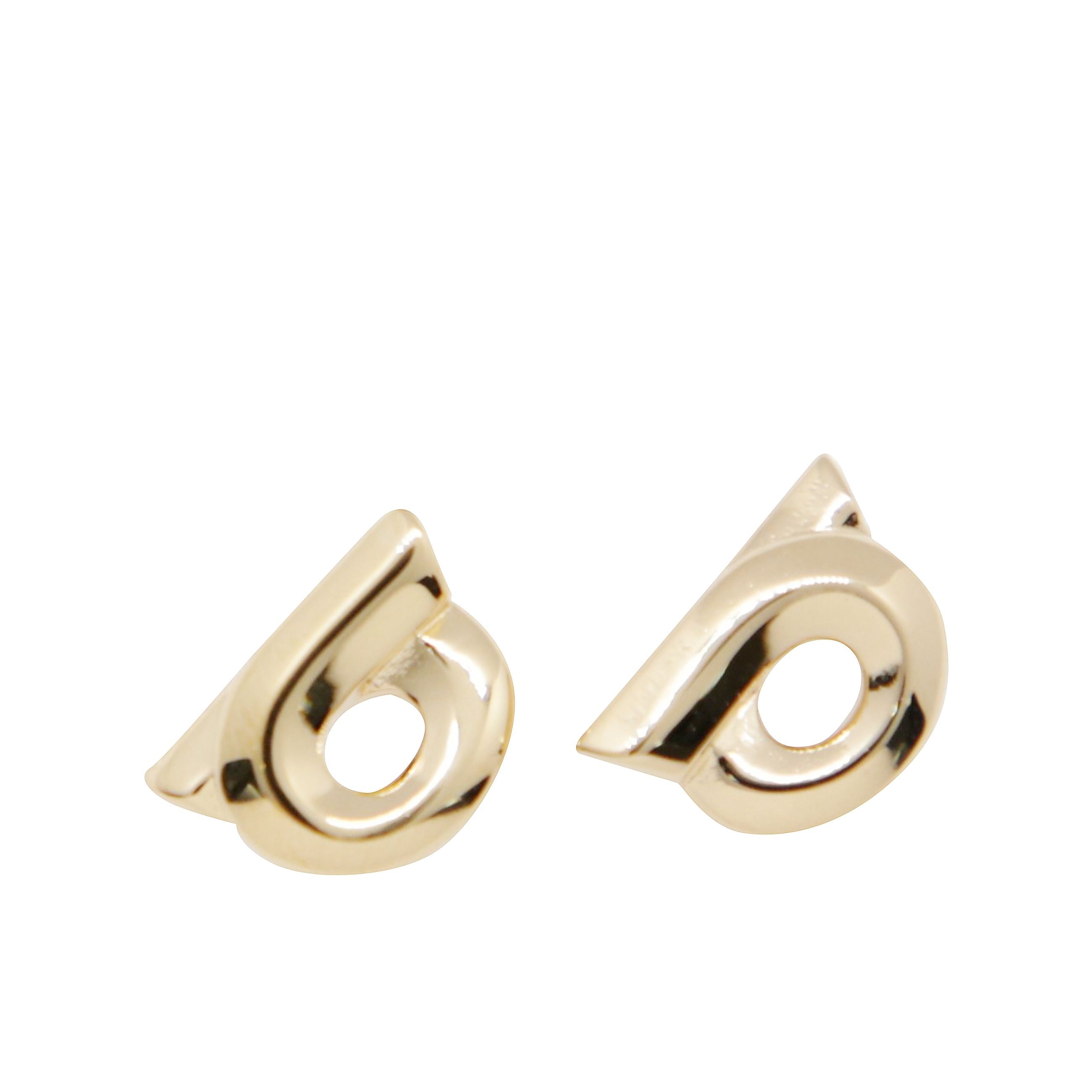 Orecchini ferragamo ridisegnano la silhouette gancini con una linea fluida, dando vita a un design elegante, perfetto con i tuoi jeans o abiti in seta preferiti.