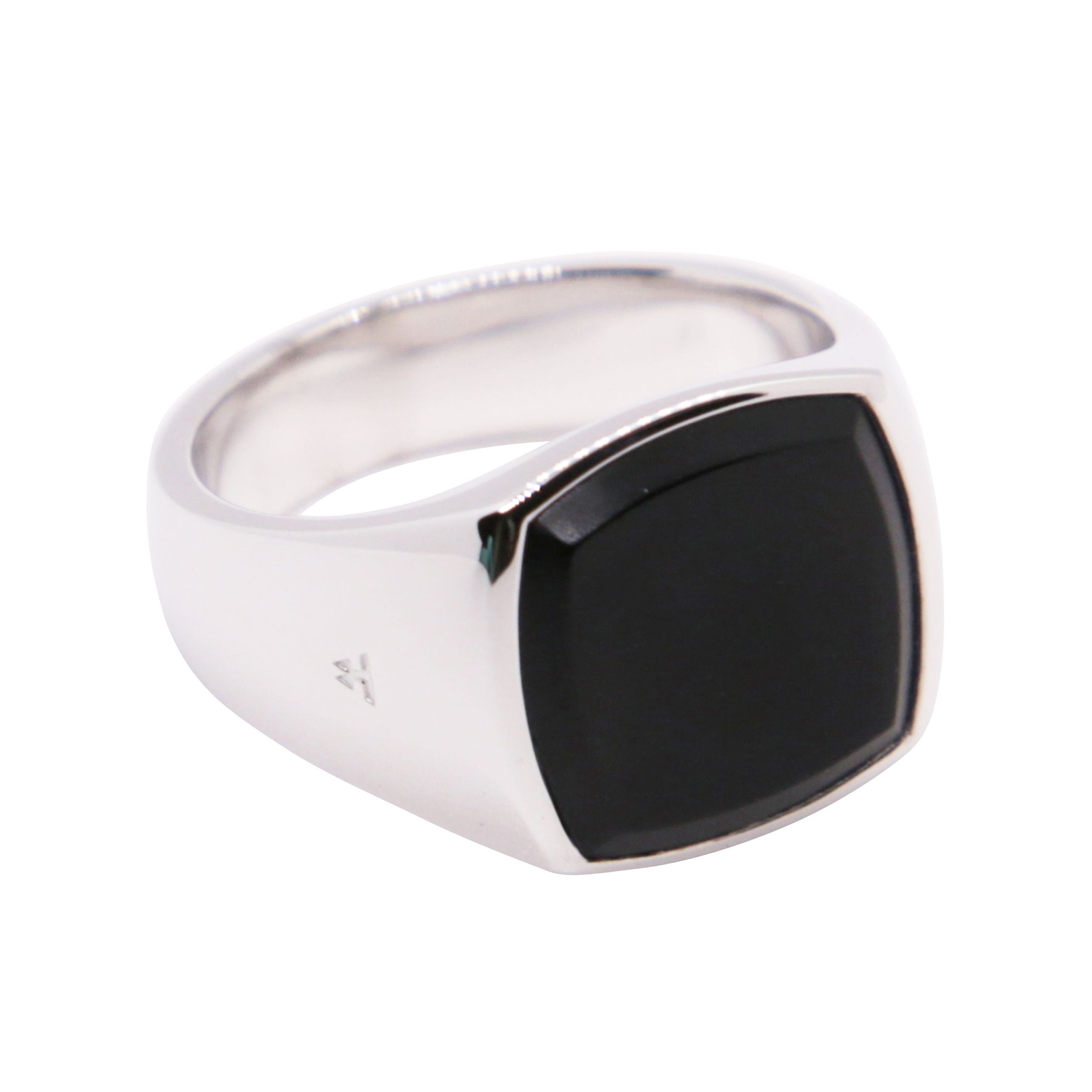 Anello di medie dimensioni, un classico di tom wood con una superficie d'argento lucido.