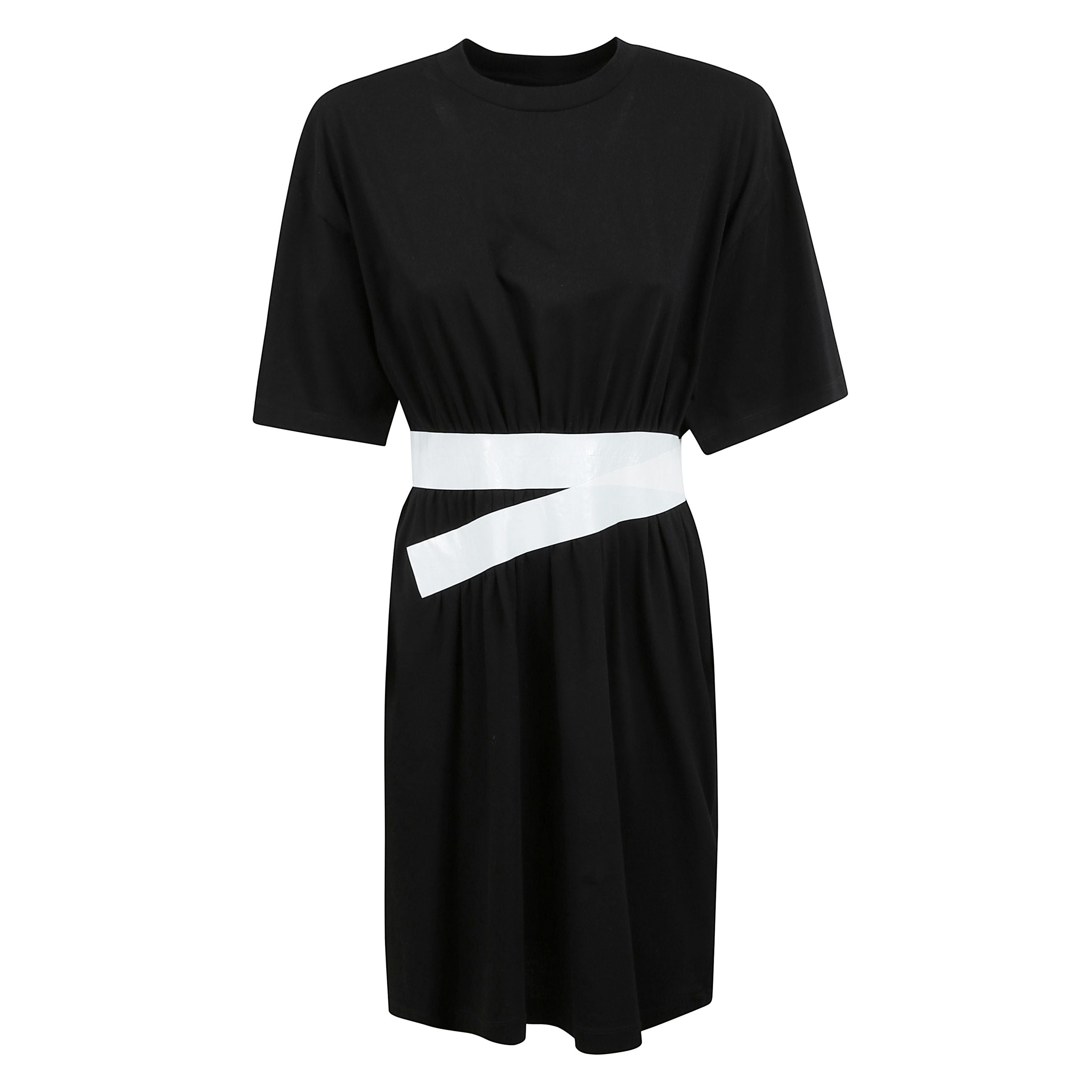 Questo miniabito in jersey rivoluziona le forme tradizionali con una vita segnata in modo originale, lavorata in modo creativo per ottenere proporzioni inaspettate ma piacevoli. il girocollo e le maniche corte costituiscono una base intramontabile, mentre