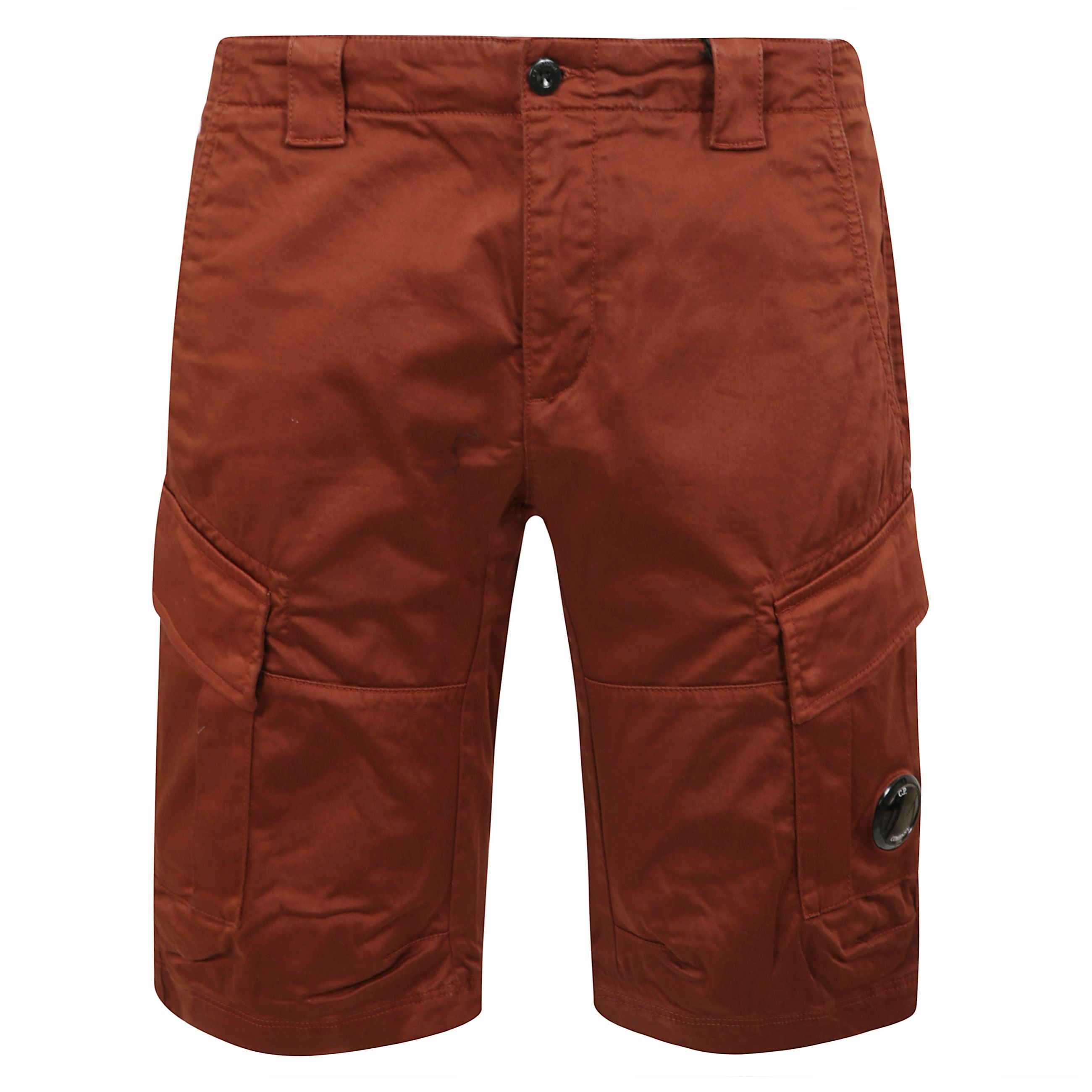 C. p. company pantaloncini realizzati in stretch sateen, cotone elasticizzato opaco, con pratiche tasche cargo e passanti.