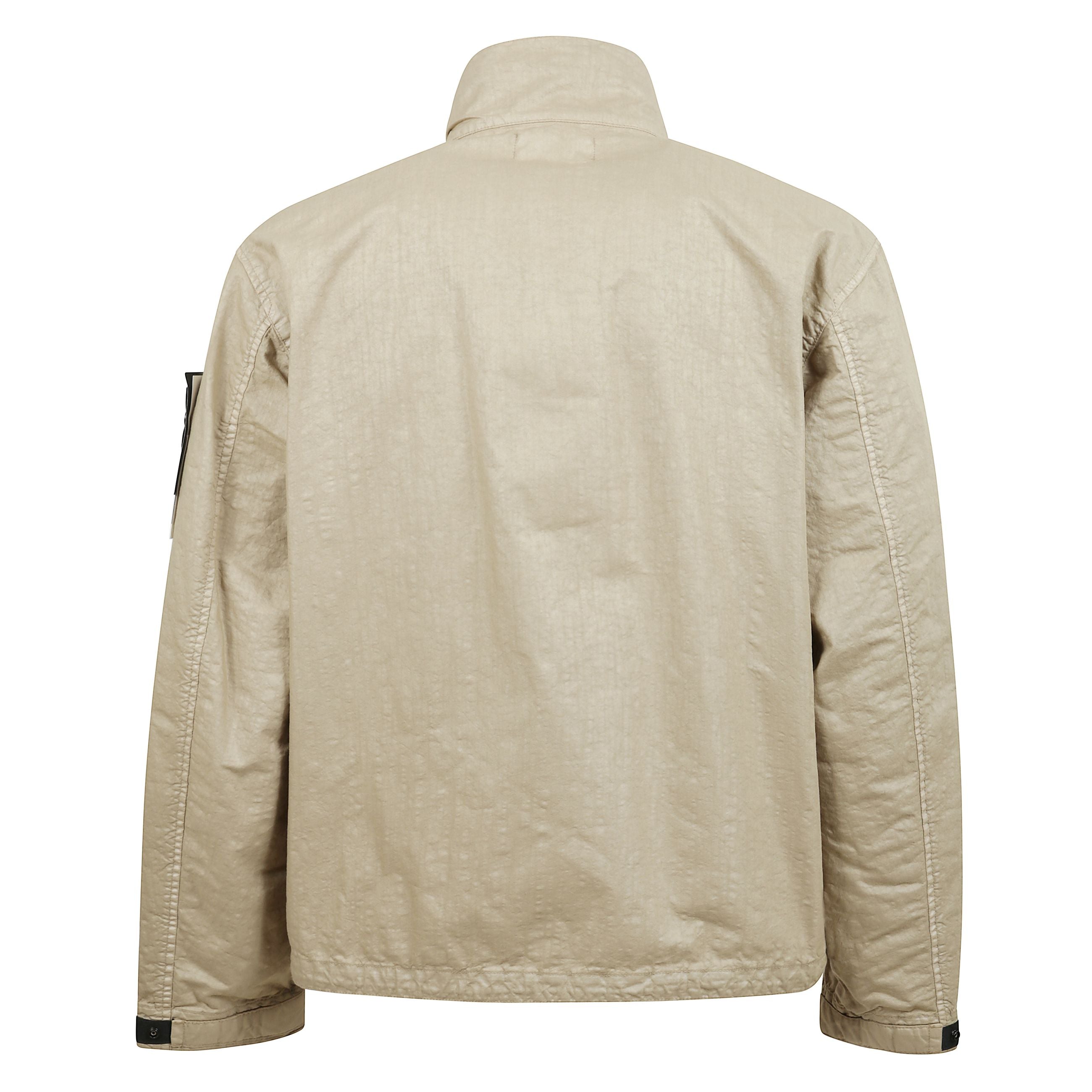 Giubbino antivento in nylon con collo alto e badge logo stone island sulla manica sinistra.