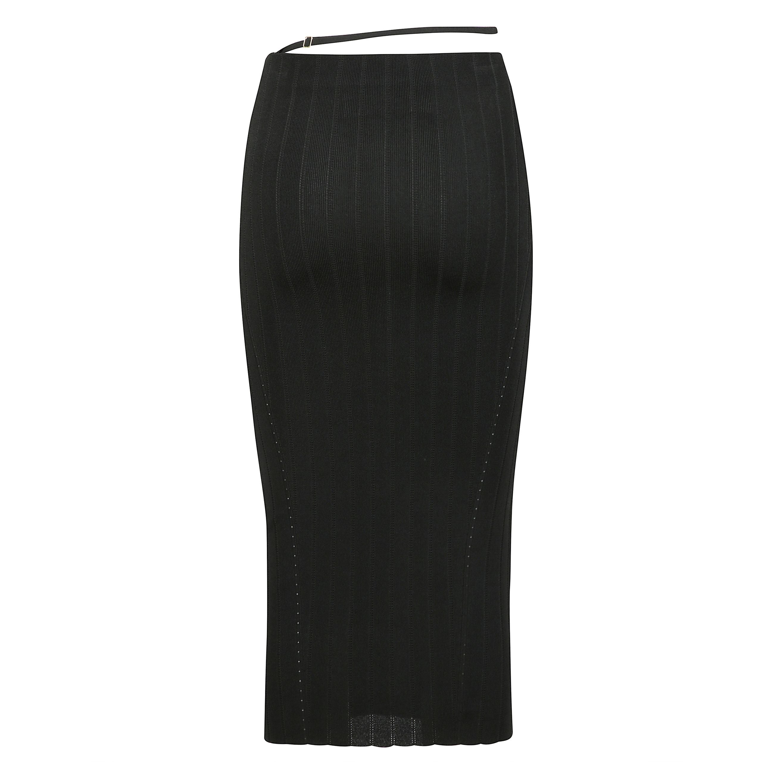 Gonna midi in maglia a coste con taglio dritto, vita alta con fascia in stile lingerie, dettagli traforati, orlo ondulato e charm jacquemus in metallo dorato.