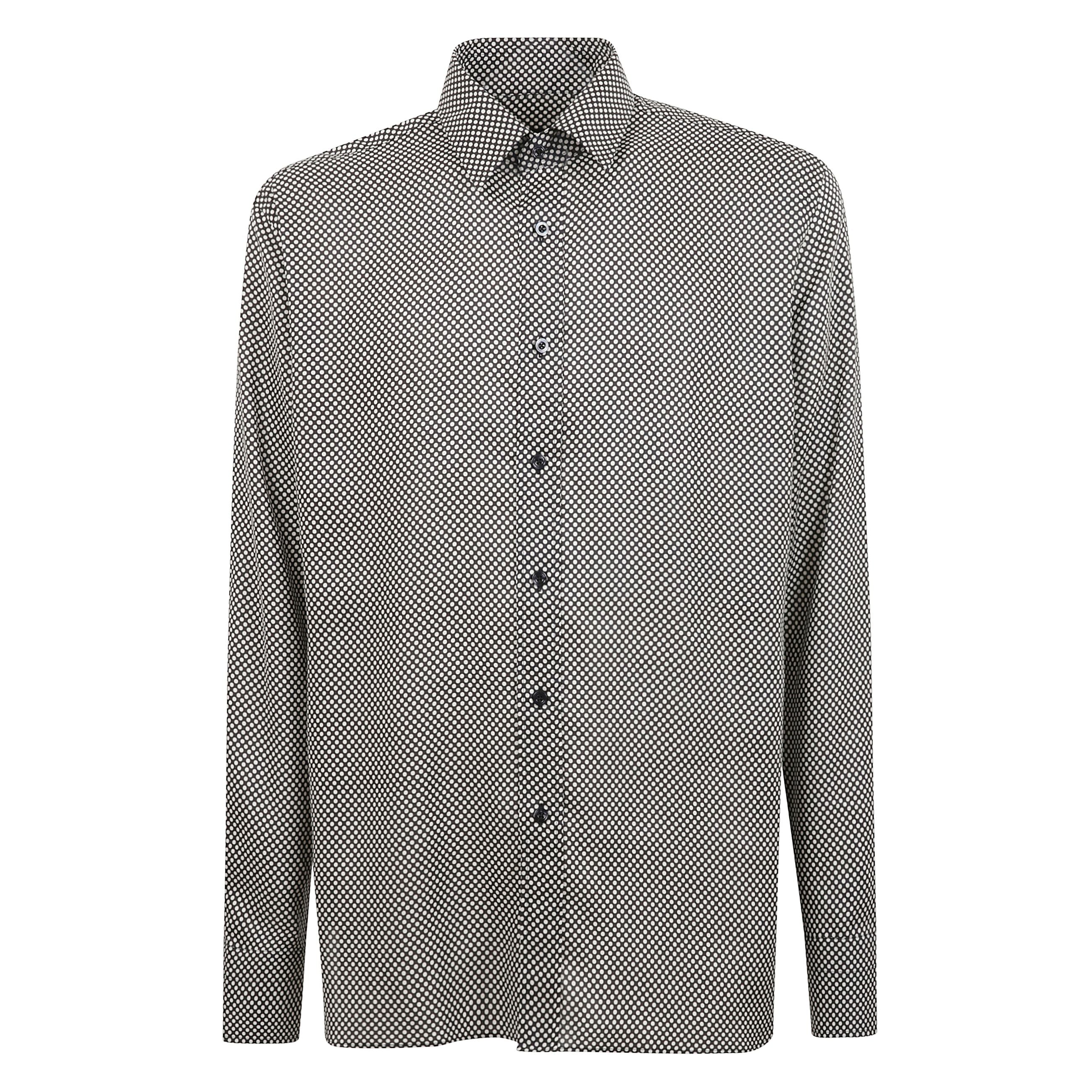 Camicia in lyocell con stampa a pois. chiusura frontale con bottoni in madreperla. maniche lunghe con polsini. vestibilità fluida e taglia conforme.