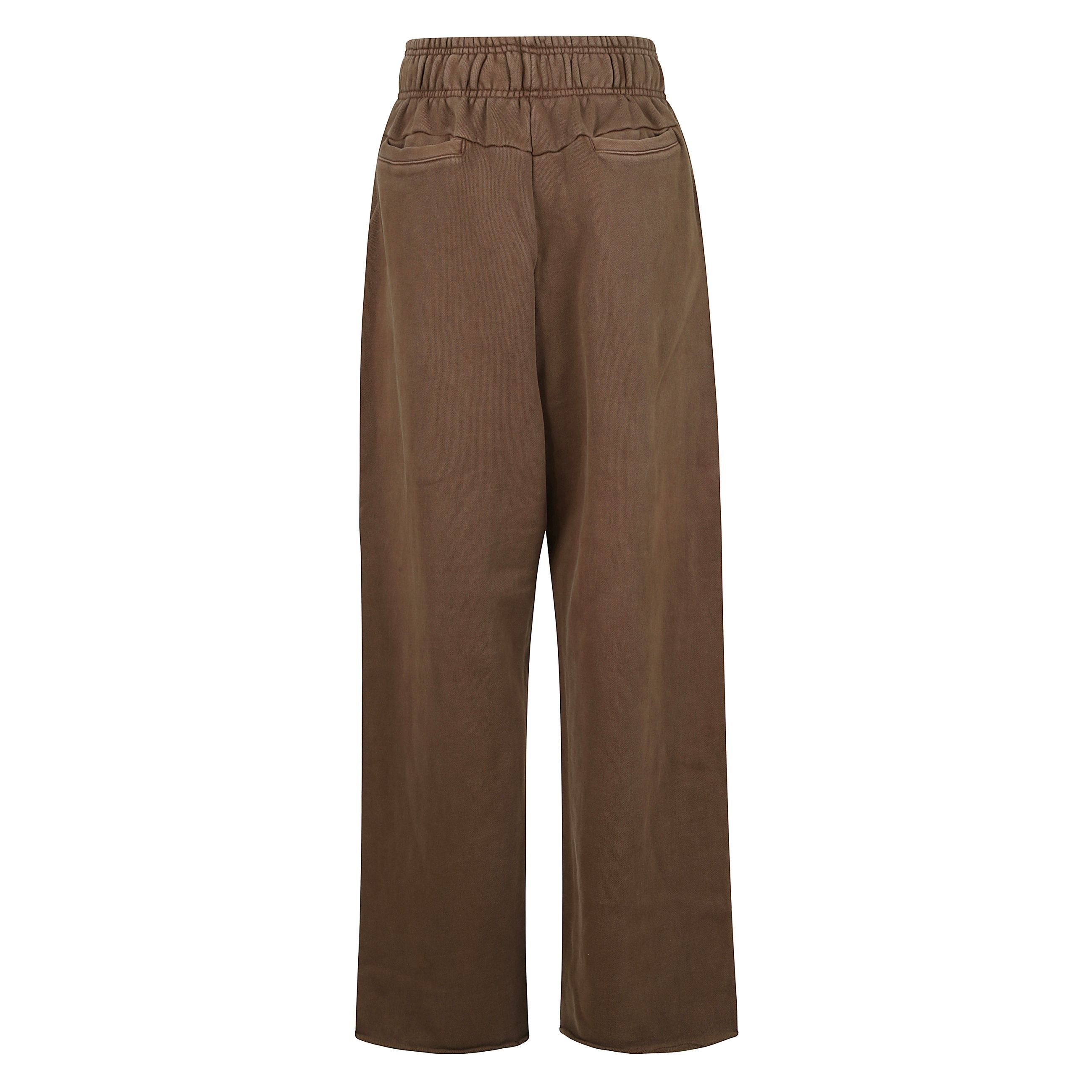 Entire studios brown pantaloni della tuta a gamba larga e fondo dritto in cotone biologico marrone a vita elasticizzata con due tasche laterali e due tasche a filetto sul retro.