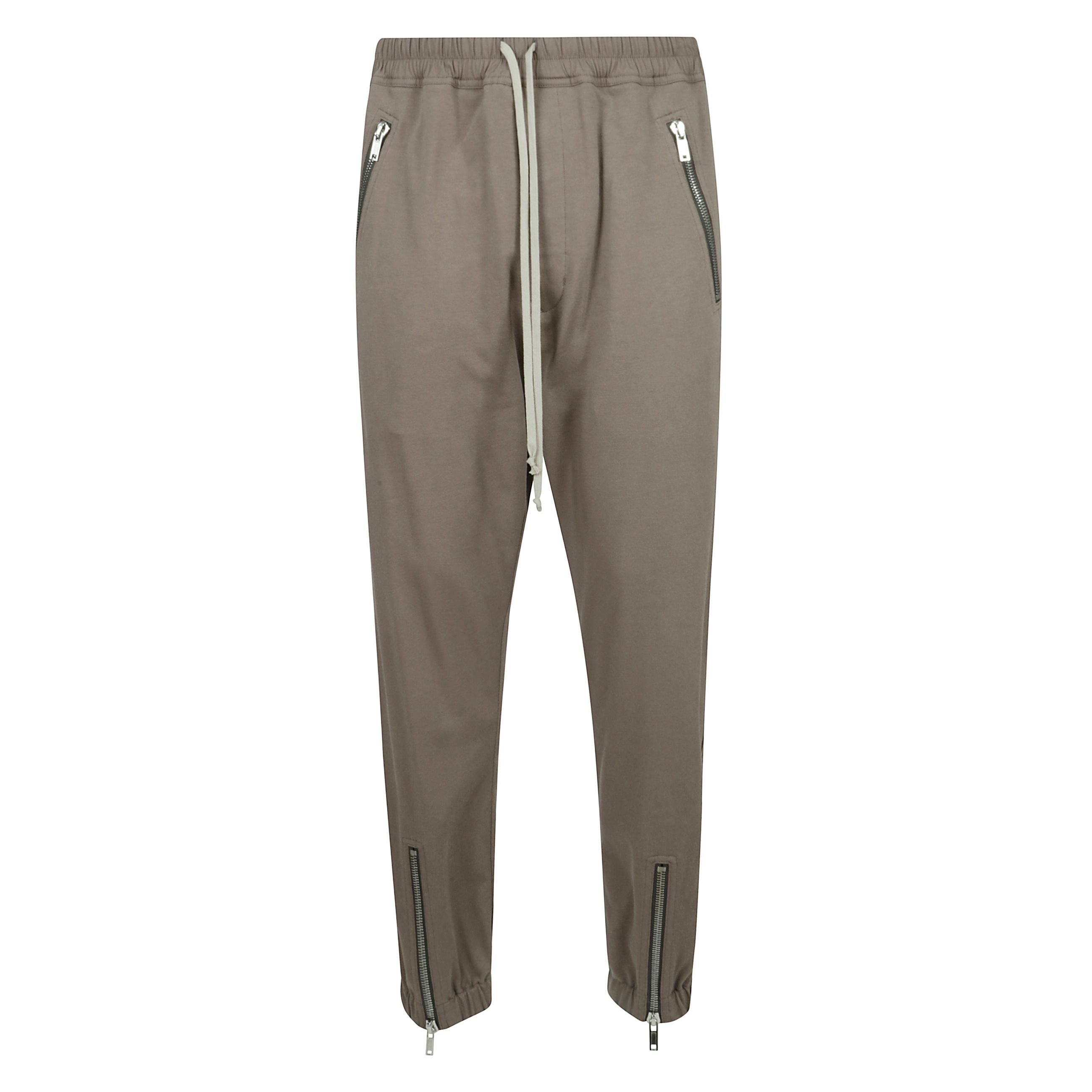 I tecuatl track pants di rick owens coniugano estetica urban e design dâavanguardia. realizzati in cotone organico, presentano una silhouette affusolata con cavallo leggermente ribassato, vita elasticizzata con coulisse e chiusura con bottoni in corno d