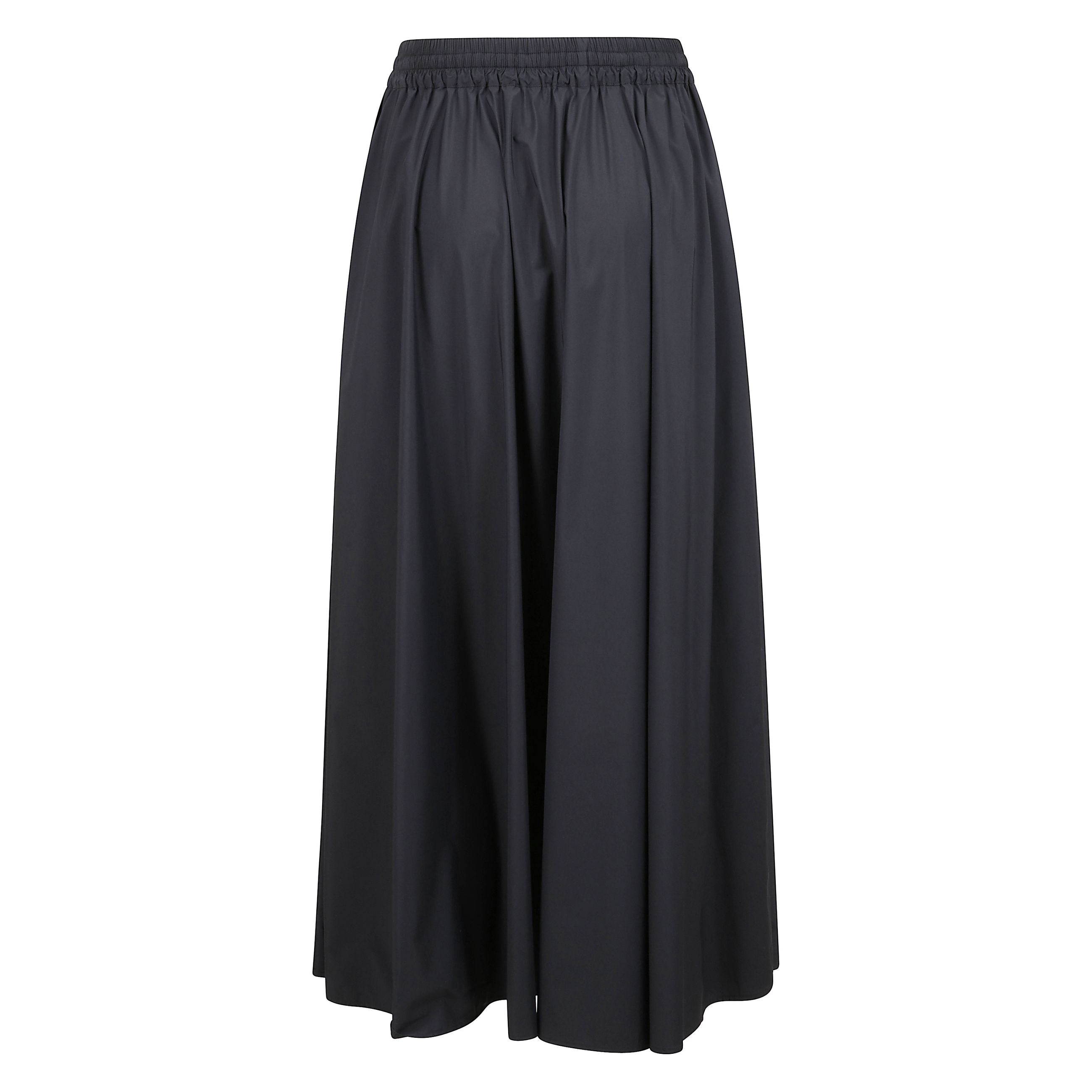 Gonna lunga di herno realizzata in nylon 20 denari in ordito tramato con un 20 denari stretch per creare un tessuto leggero e opaco. il modello ha una vestibilità scivolata e morbida con inserto elastico in vita che segue delicatamente i movimenti e coul