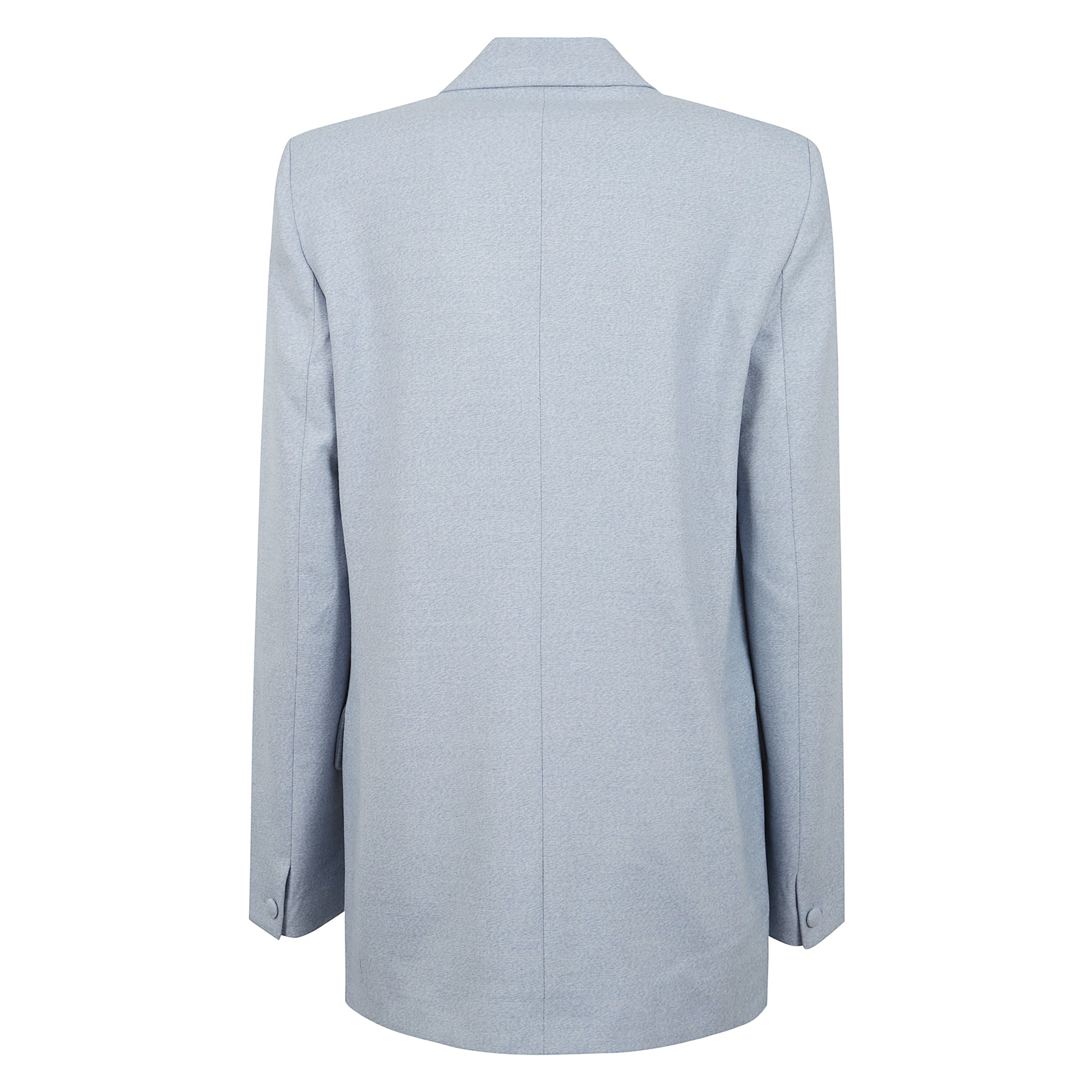 Il blazer cropped con maniche corte dusty blue presenta una chiusura con un solo bottone e un colletto strutturato. è dotato di tasche con pattina frontali e una tasca a filetto sul petto. include polsini con bottoni e uno spacco posteriore per facilitar