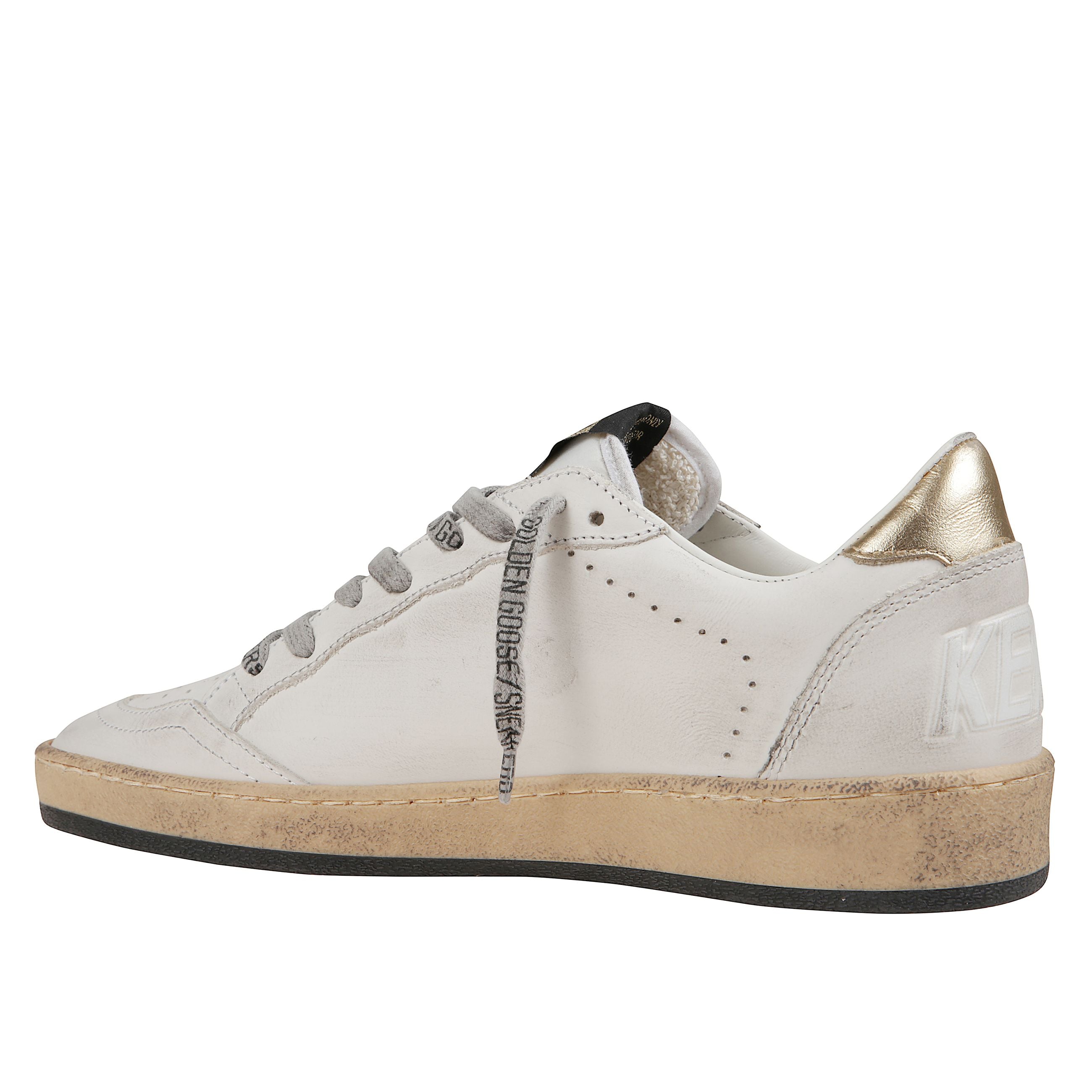 Sneaker in pelle effetto usato con punta traforata e suola in gomma nera. inserti laterali in tessuto glitterato a forma di stella. talloncino coordinato in tessuto glitterato. linguetta in pelle con etichetta logata. inserti in suede sul retro con logo s