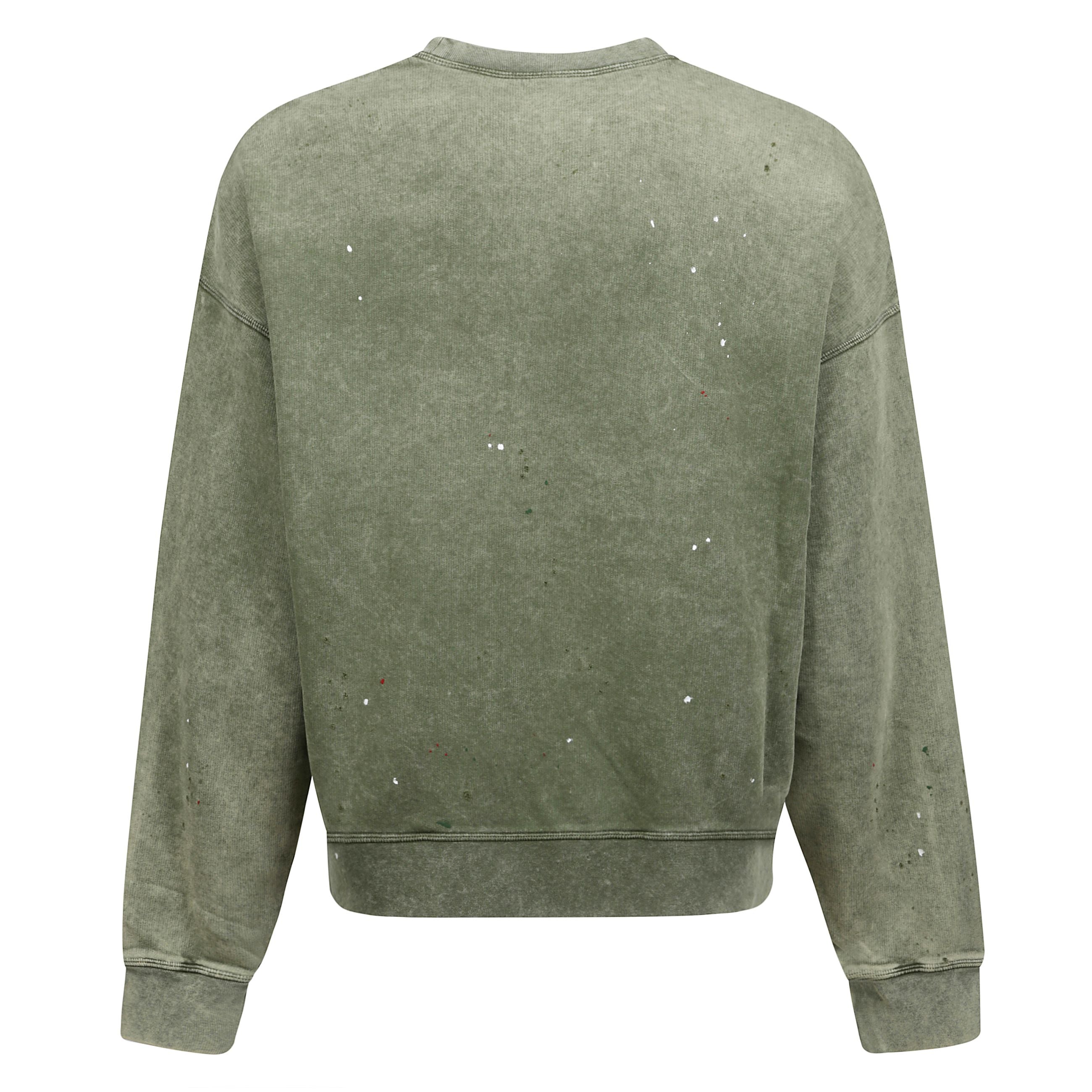 Felpa di dsquared2 realizzata in jersey di cotone color verde oliva con trattamento vintage washed e schizzi di colore. caratterizzata da scollatura a giro, maniche lunghe, bordi a costine e fondo dritto. completa il design la stampa dsquared2 bros fronta