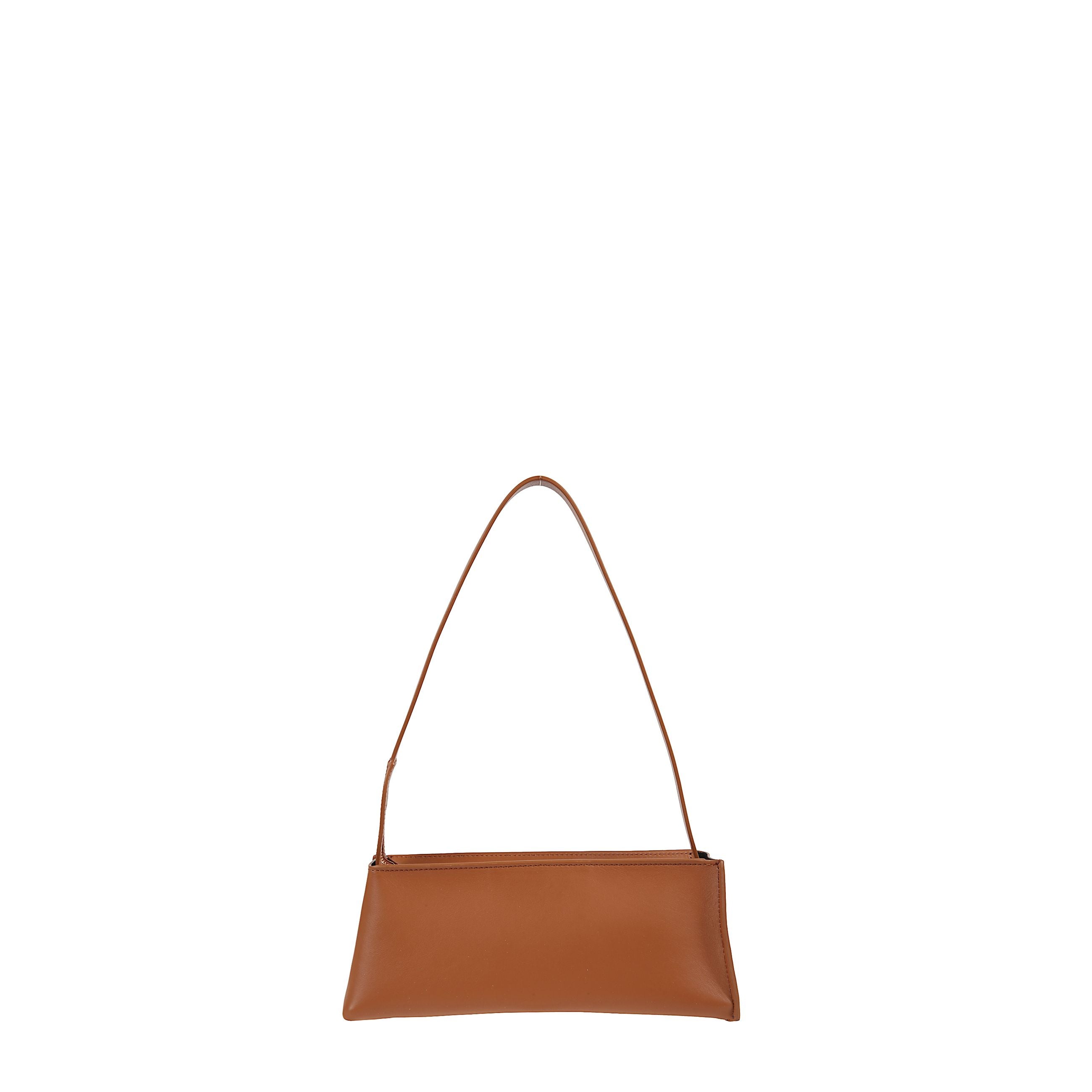 Borsa a spalla rettangolare di misura media, caratterizzata da patta frontale con chiusura magnetica oversize e base sagomata su fronte e retro. dotata di scomparto interno con tasca, tracolla regolabile e removibile con fibbia.