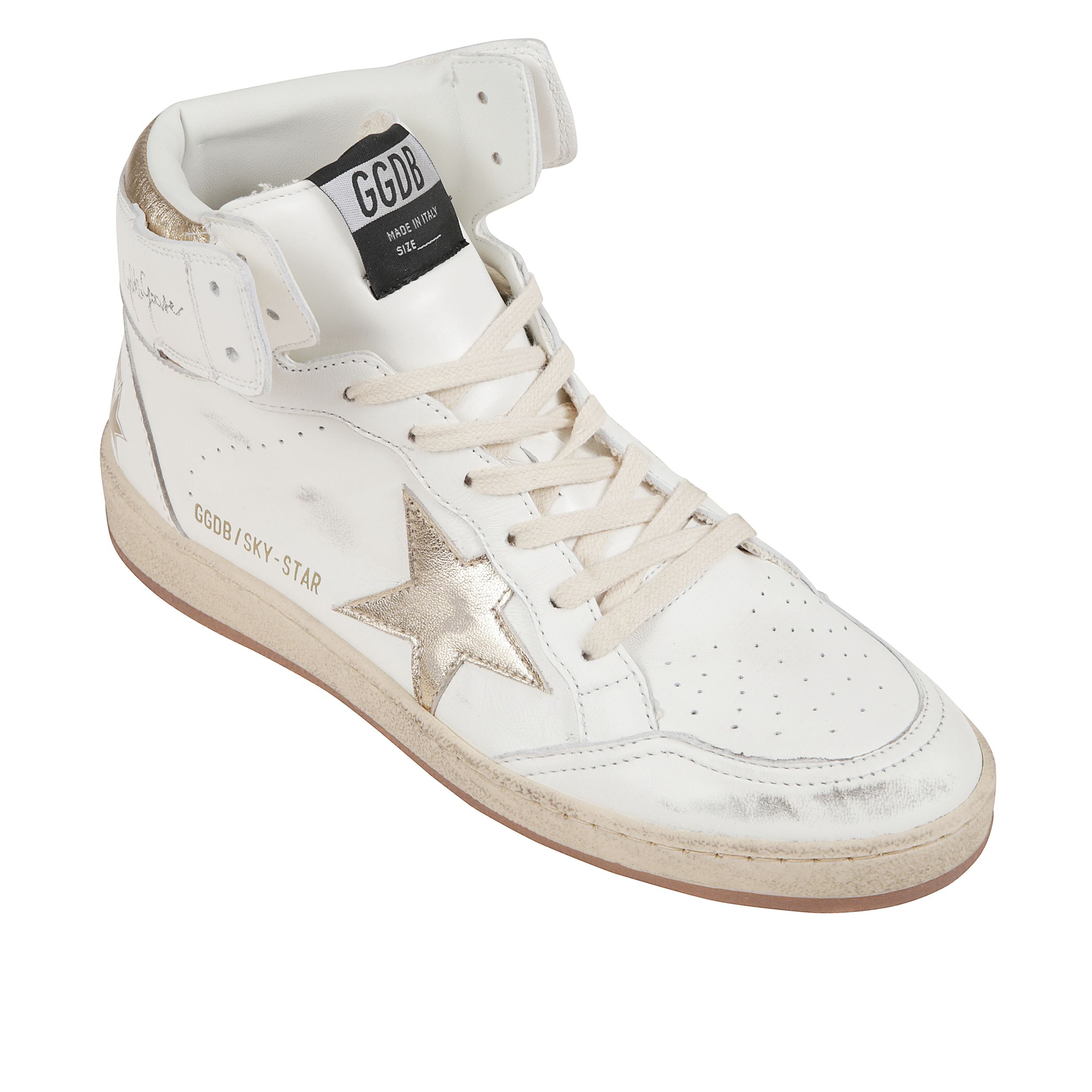 Sneaker in nappa bianca con trattamento vintage. suola in gomma color marrone e lacci color panna. stella e talloncino in pelle laminata color oro. marchio con scritta sneakers sul retro e firma golden goose sul colletto della caviglia.