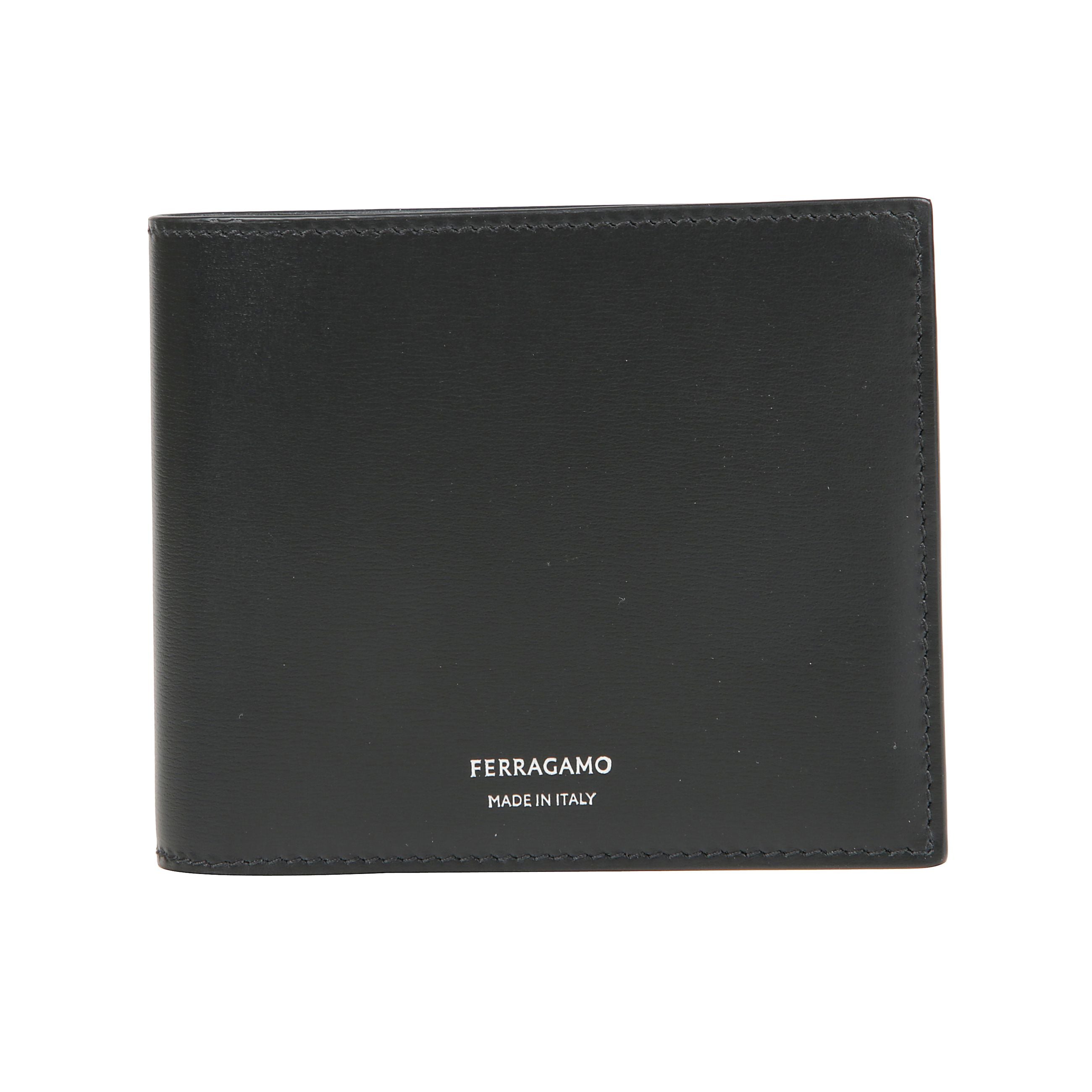 Portafoglio in pelle con interno organizzato funzionalmente con comparto per le banconote, tasche piatte, fessure e una tasca porta monete con zip. firma stampata a caldo sul fronte.