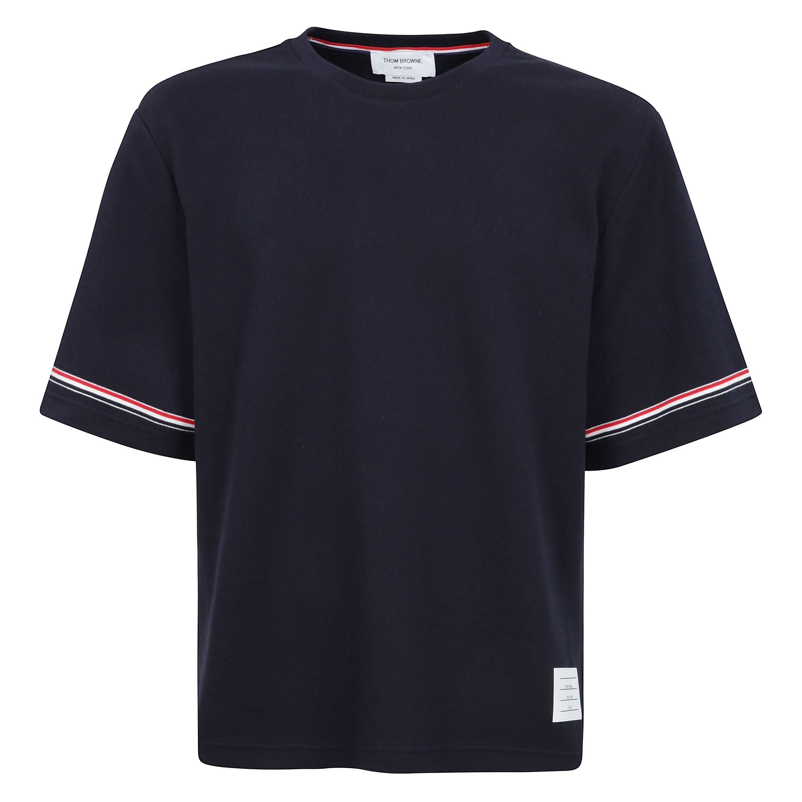 T-shirt in cotone con colletto a costine con bande colorate sulle maniche e patch frontale