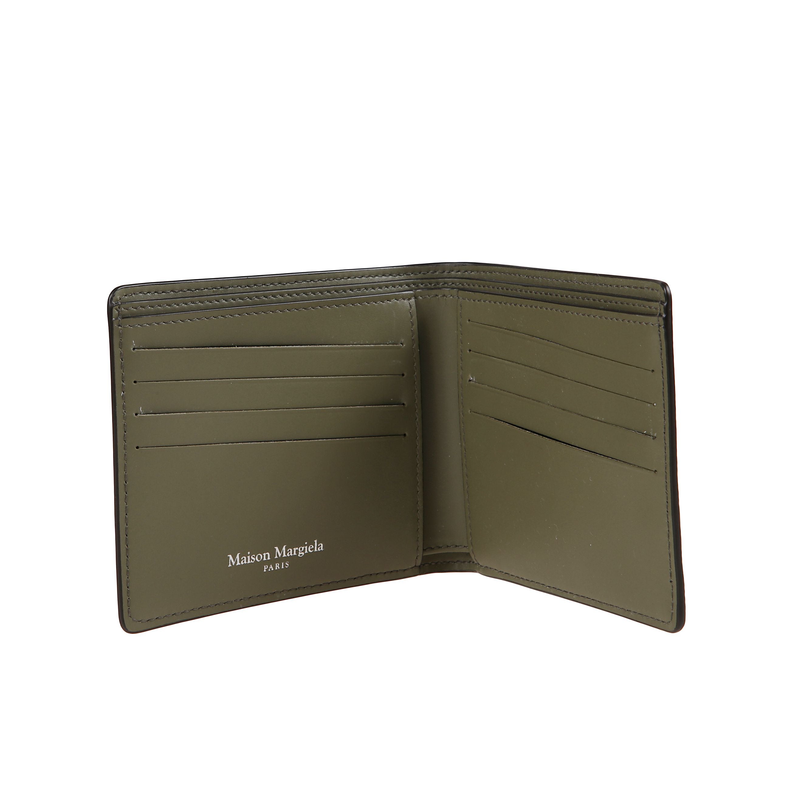 Portafoglio bi-fold in pelle. interno con slot multipli per schede, due scomparti per banconote e due tasche a fessura. con iconiche impunture bianche sul retro e firma maison margiela allâinterno.