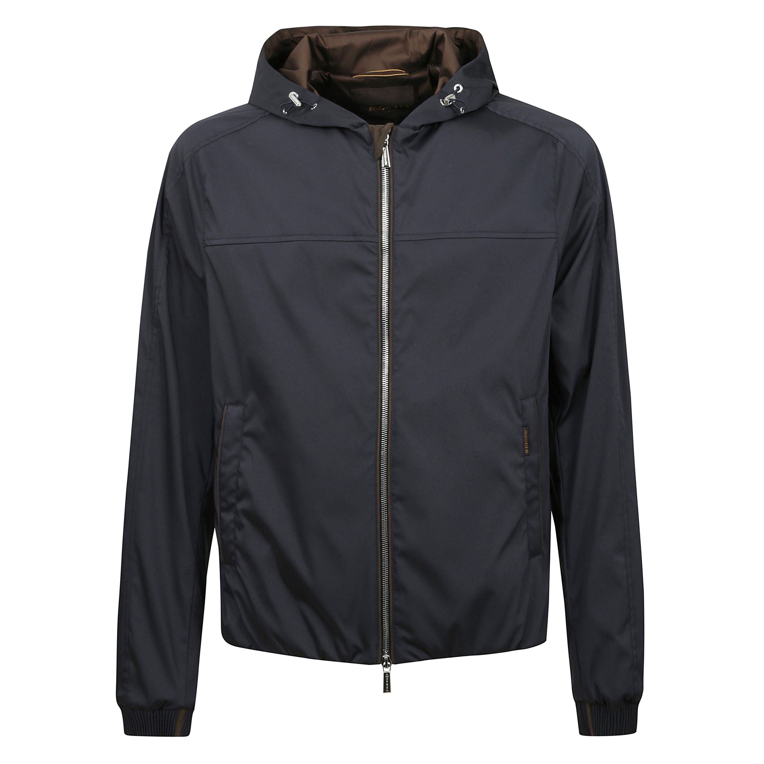 Mouso100002
capospalla semi foderato antivento. realizzato in finissimo raso stretch idrorepellente double face dallâaspetto cangiante con cappuccio fisso regolabile
e chiusura frontale con zip a doppio cursore spazzolata.