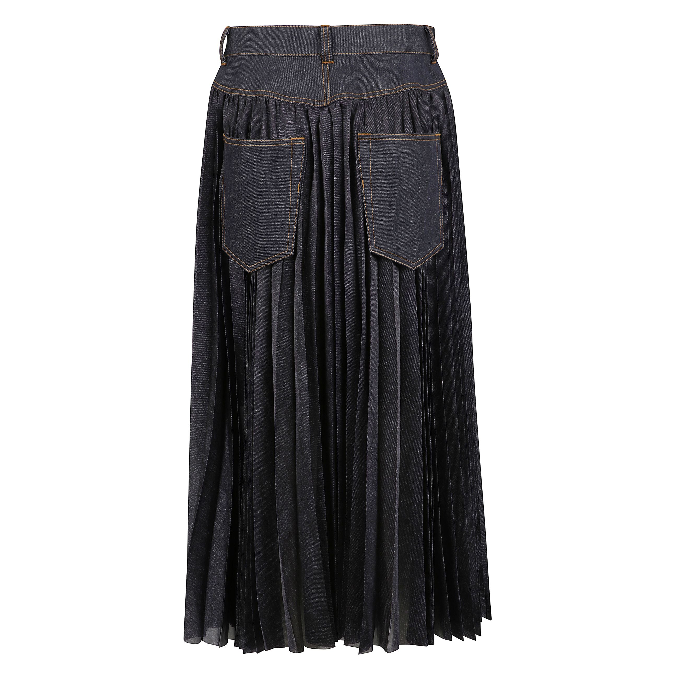 Gonna plissettata di sacai in denim con passanti per cintura, cintura in vita regolabile e rimovibile, design cinque tasche e chiusura con zip nascosta e bottone.