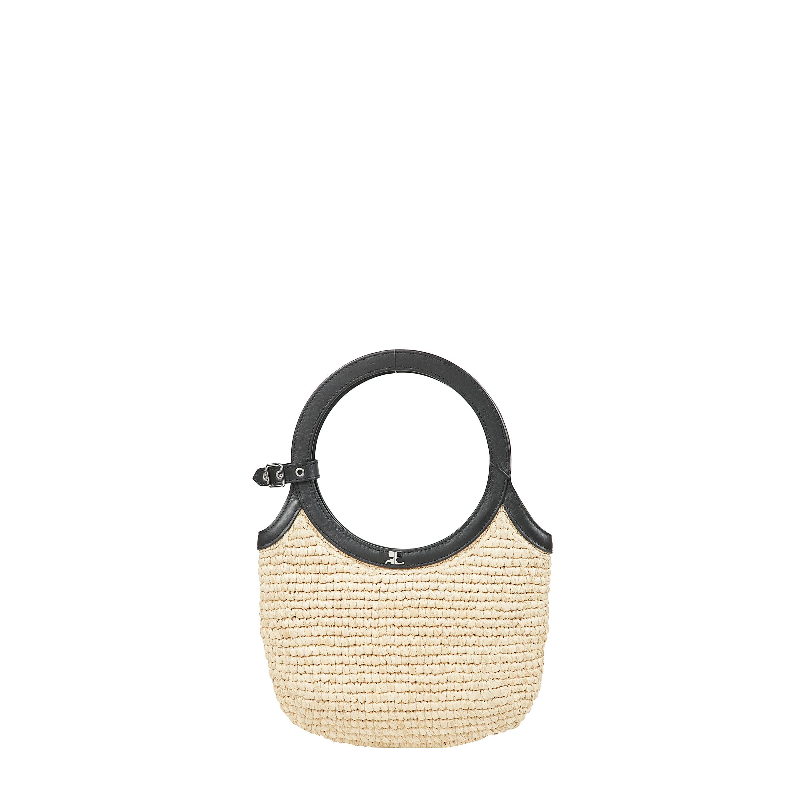 Borsa holy realizzata in rafia intrecciata a mano con dettagli in pelle a contrasto, arricchita dal logo ac in metallo finitura argento applicato sul davanti. manici tondi in pelle con cinturino removibile e regolabile. sfoderata.