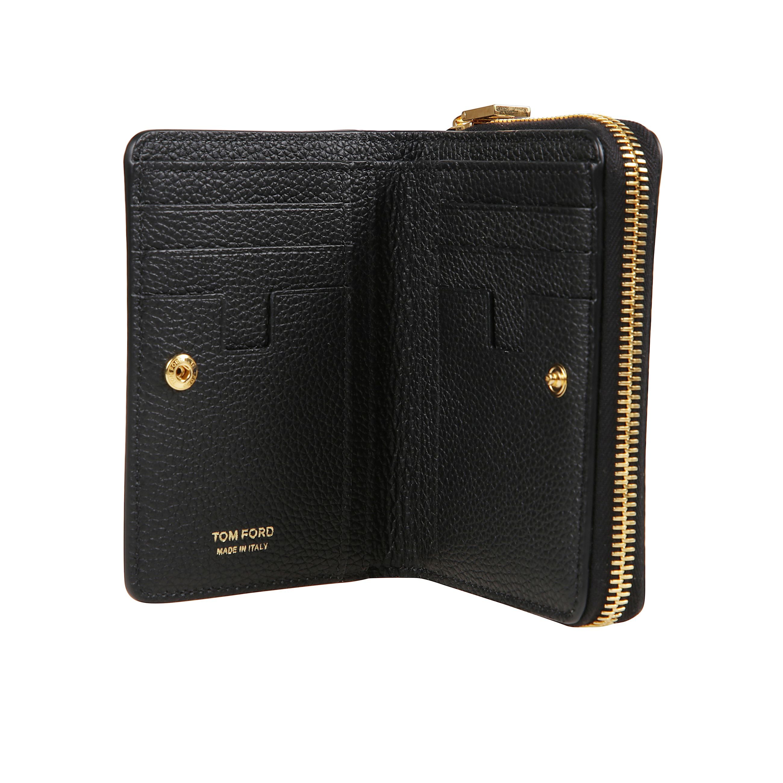 Portafoglio in pelle dal design compatto ed elegante con bordi smussati. fessure per tessere multiple e logo a contrasto con monogramma tf, distintive del brand tom ford.